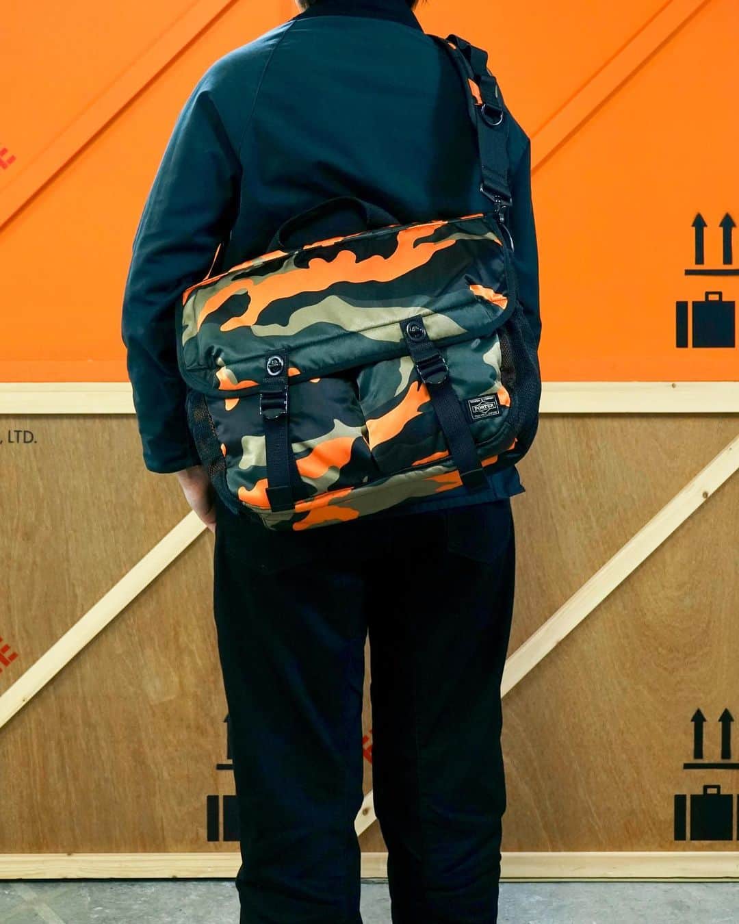 のインスタグラム：「.﻿ SHOP ORIGINAL﻿ PS CAMO﻿ ﻿ ウッドランドパターンのカモフラージュ柄に、ビビットなオレンジカラーを取り入れたPORTER STANDオリジナルシリーズ。﻿ ﻿ サイドに設けた500mlペットボトルが収納可能なメッシュポケットやメイン内のPCポケットなど充実した収納が特徴です。﻿ ﻿ SHOULDER BAG﻿ No.384-05756﻿ ￥33,000+tax﻿ W380/H360/D125mm﻿ ﻿ #yoshidakaban #porter #luggagelabel #madeinjapan #japan #porterstand #shinagawa #tokyo #kyoto #ps #camo #shoulderbag #limited #exclusive #吉田カバン#ポーター #ポータースタンド #品川 #東京 #京都 #限定 #カモフラージュ #ショルダーバッグ﻿」