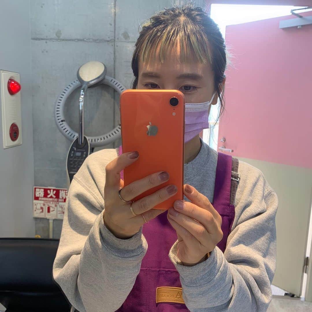 小松美緒のインスタグラム：「最近は紫のエプロンと　 紫のマスクで　 紫おばでお仕事してます。  エプロンが足首まで丈があるので、　 娘の　 お迎えギリギリになっても　 バァ〜っと脱ぎ捨てて　 ダッシュでお迎えにいけるので　 びっくりするくらい最高です。　　  爪がcolorでくすんでしまっていますが、、、🤦‍♀️  🏃‍♀️🏃‍♀️🏃‍♀️🏃‍♀️🏃‍♀️🏃‍♀️🏃‍♀️🏃‍♀️🏃‍♀️🏃‍♀️」