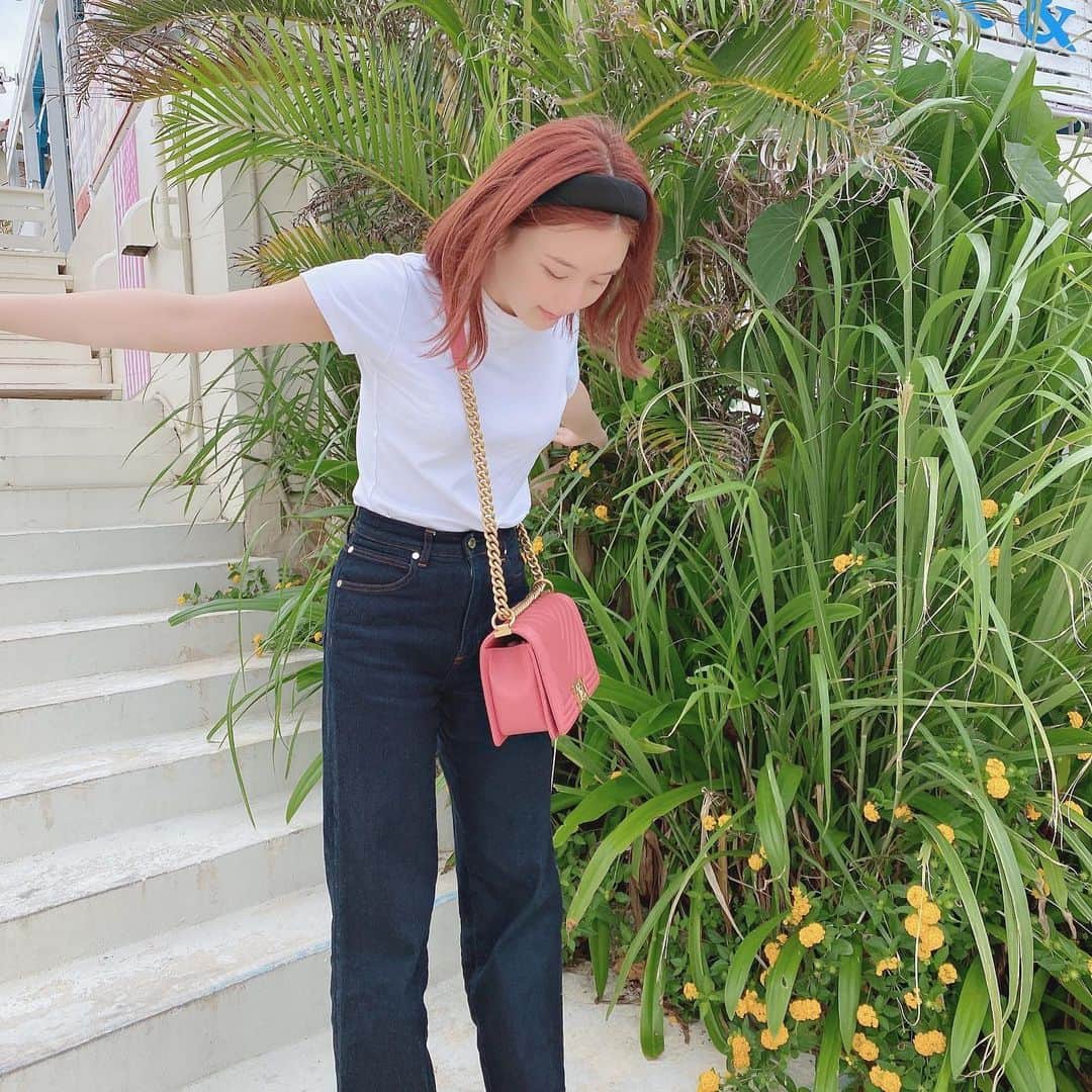 ひよんのインスタグラム：「🏝🌽☀️ ㅤㅤㅤㅤㅤㅤㅤㅤㅤㅤㅤㅤㅤ 沖縄でのお洋服🥸💓 ●トップス @uniqlo  ●デニム @studious_official  ●バッグ @chanelofficial  ●サンダル @dholic_official  ●カチューシャ @dholic_official  ㅤㅤㅤㅤㅤㅤㅤㅤㅤㅤㅤㅤㅤ このくらいシンプルなのがすきだけど、 なにか物足りない感じもするし ファッションって難しいって思ったり🥸🥸🥸 ㅤㅤㅤㅤㅤㅤㅤㅤㅤㅤㅤㅤㅤ この時風がすっごく強くて 髪の毛が暴れまくってた💇‍♀️🌪 ㅤㅤㅤㅤㅤㅤㅤㅤㅤㅤㅤㅤㅤ #fashion #ootd #okinawa #umikajiterrace #9unq #twinsh #꾸안꾸 #패션 #오오티디 #희영 #クアンク #ひよん #沖縄 #沖縄旅行  ㅤㅤㅤㅤㅤㅤㅤㅤㅤㅤㅤㅤㅤ」