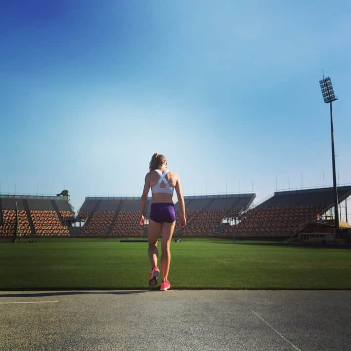 ケイトリン・サージェント・ジョーンズのインスタグラム：「Few things feel more majestic than easy runs in an empty stadium 🌟 • • • #recoveryweek #recharge #lifeisgood #athletelife #trackandfield #deloadweek #trainingcycles #temporunning #solotraining #sunshine #summer #summertraining #running #femaleathlete #runnergirl #recoveryweek #retreattogoforward #goodforthesoul」