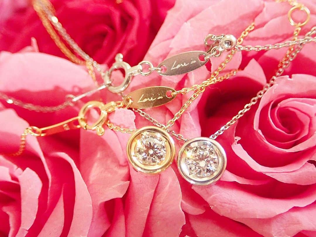 𝐇𝐈𝐍𝐀𝐊𝐎のインスタグラム：「✨ダイヤモンド一粒ネックレス✨ ・ ペアでオーダーいただきました🙇‍♀️ オーダー誠にありがとうございます🥺❣️ ・ 0.2ct D VVS1 3EXH&C すべての品質項目で最高ランクの 素晴らしい鑑定書付きのダイヤモンドネックレス💎 ・ ・ よくご質問いただく大きさについては ダイヤモンドそのものは3.7mmくらいですが こちらのデザインだと直径約6mmくらいです💎 ・ 強度に優れ、たくさんの光を取り込む 二段腰は一粒ネックレスの伝統的なデザイン✨ ・ ダイヤモンドが裏返ることなく 綺麗にチェーンの上を動きます✨✨  シンプルな形状とダイヤモンドのラウンド感が 極限まで綺麗で永遠に美しい🥺✨ ・ ・ 本当とっても綺麗です✨ ラブイズをお選びいただきありがとうございます🙇‍♀️💎 ・ #ダイヤモンド一粒ネックレス  #ペアネックレス  #ホリデーコレクション  #ペアジュエリー」
