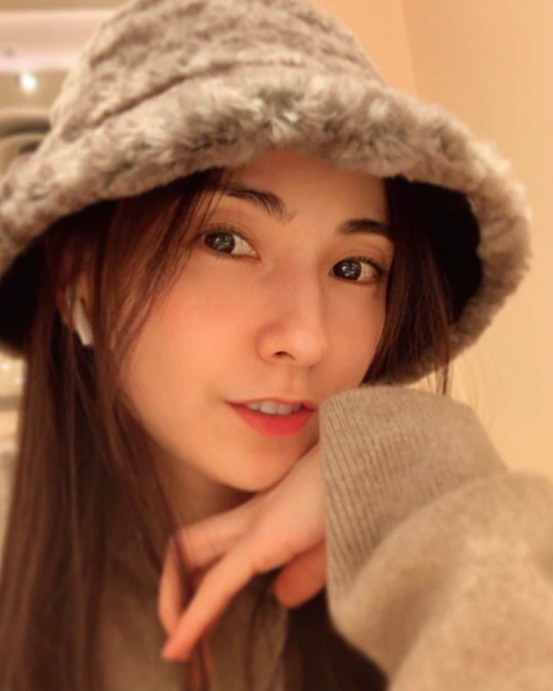 和泉佑三子さんのインスタグラム写真 - (和泉佑三子Instagram)「バケットハットは絶対無いと思っていたけど、ファーが可愛いくて即買い👑 冬に向けてね、色々可愛くて温かくて楽でオシャレなアイテムを揃えたい💕」11月23日 15時48分 - izumisae_official