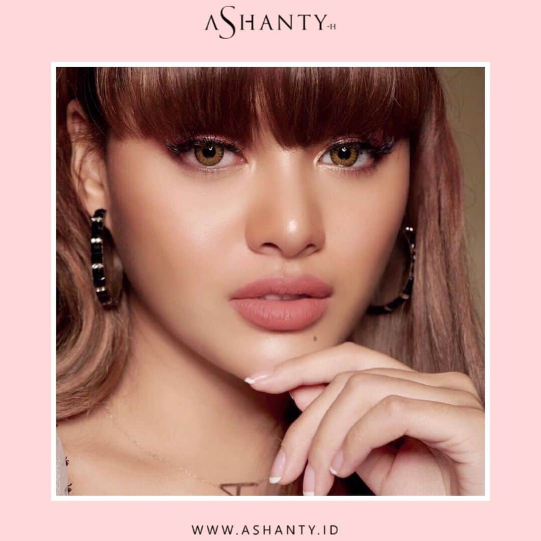 ASHANTY BEAUTY CREAM OFFICIALのインスタグラム：「Fondation terbaik adalah kulit wajah yang sehat, cerah, lembut dan lembab 🖤  Rutin gunakan Ashanty Beauty Cream untuk perawatan wajahmu ✨  _____________________________ Informasi dan pemesanan  Ashanty Beauty Cream Chat Via WA : WA: 081293823950 WA: 081287388885 WA: 087778489900 WA: 085781140354 ⚡️ Fast Respons Click Link On Bio Instagram @ashantyid ❣️ ______________________________ #ashantybeautycream #creamashanty #skincareashanty #skincare #skincareartis #skincarelokal #creamwajah #creamperawatanwajah #obatjerawat #jerawat #kosmetik #krimwajah #creamwajah #whiteningcream #ashantyid #ashanty」