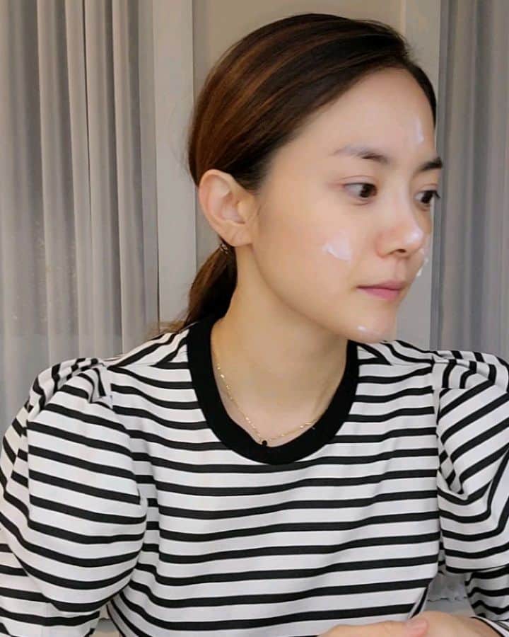 ユ・ハナのインスタグラム：「가볍지만 완벽하게 ♡ 24시간 유지되는 완벽 무결점 피부♡ 선인장시드오일의 높은 보습♡ 얇고 매끈한 밀착커버!   💟피부가 건조해서 메이크업이 잘 뜬다면? 💟홍조,잡티 등으로 피부진정과 커버가 동시에 필요하다면? 💟번들거림없이 지속력높은 메이크업을 원한다면? 💟얇고 산뜻하며 자연스러운 피부표현이 좋다면?  피부 속은 촉촉 겉은 뽀송한, 헉슬리 쿠션이 답이에요💕  고급스러운 벨벳파우치가 들어있지요❤  이번 구성은, 리필이 많았으면 좋겠다는 의견도 반영해서 다양하게 준비했어요!   ✅모이스트 쿠션 단품(55%할인률) 모이스트 쿠션 본품 12g+모이스트 쿠션 리필 12g+오일 미스트 35mL  ✅커버 쿠션 단품(55%할인률) 커버 쿠션 본품 12g+커버 쿠션 리필 12g +오일 미스트 35mL  ✅혼합 단품(55%할인률) 모이스트 쿠션 본품 12g +커버 쿠션 본품 12g +오일 미스트 35mL   ✅모이스트 쿠션듀오(60%할인률) 모이스트 쿠션 본품 12g +모이스트 쿠션 리필 12g*2개 +오일 미스트 35mL   ✅커버쿠션듀오(60%할인률) 커버 쿠션 본품 12g + 커버 쿠션 리필 12g*2개 +오일 미스트 35mL   ✅모이스트 쿠션 리필세트(61%할인률) 모이스트 쿠션 리필 12g*3개 + 모이스트 쿠션 퍼프 2p*3개 (총 6p)   ✅커버 쿠션 리필세트(61%할인률) 커버 쿠션 리필 12g*3개 + 커버 쿠션 퍼프 2p*3개 (총 6p)   매일 랜덤 30분께 모이스트쿠션 2호 본품추가증정 해드리니, 선물같은 택배도 기다려주세욧🎁  @fromhana111  헉슬리구매는, 상단프로필란 파란색 긴~링크주소 클릭하시면  상세페이지확인과 결제창으로 이동하실 수 있어요!」