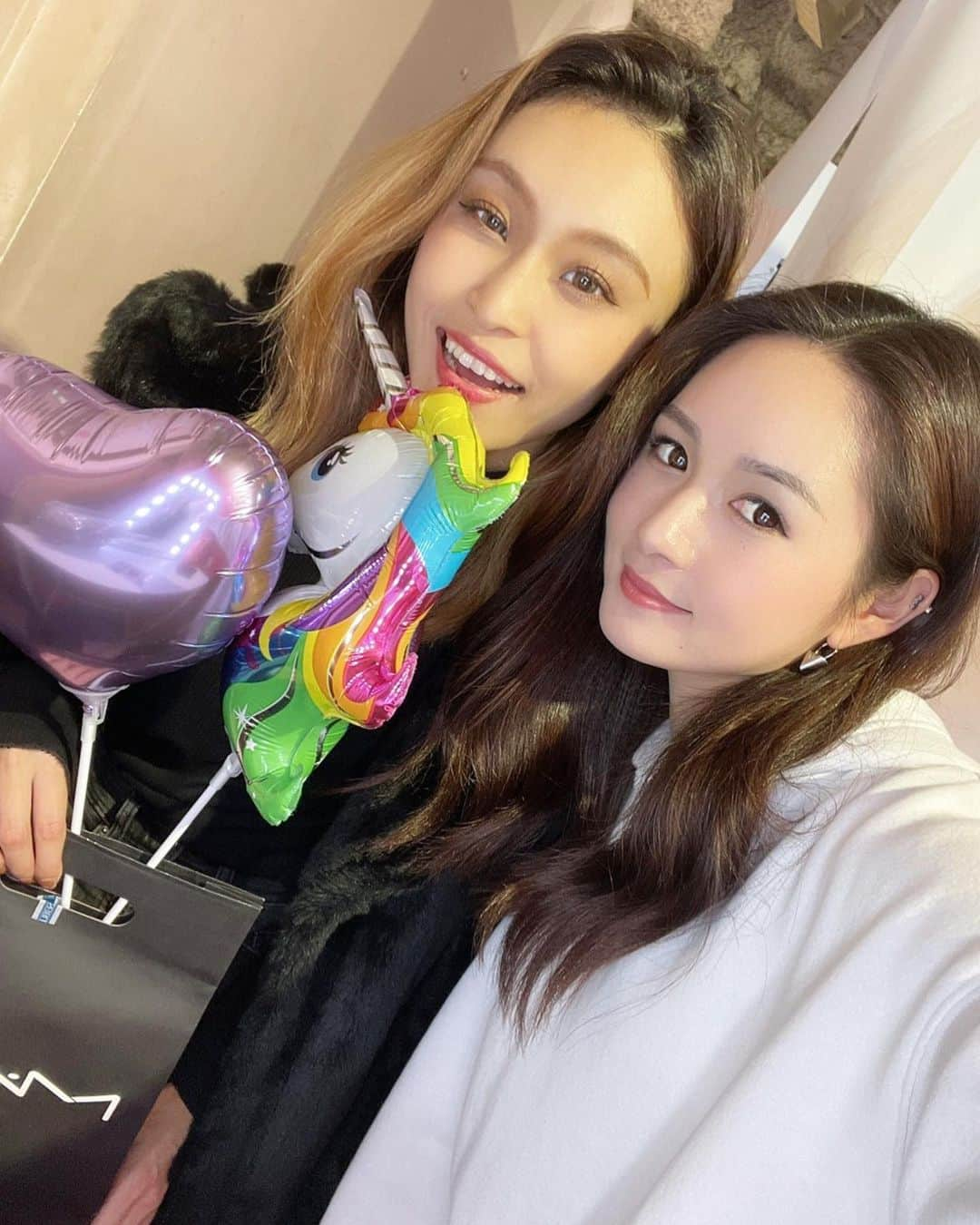 五十嵐みささんのインスタグラム写真 - (五十嵐みさInstagram)「. あやみ24歳おめでと💝🎉🎂 今までお祝いはアルコール必須だったけど、今回はご飯重視なあたり、うちらも落ち着いてきた😂 渋谷スカイ早く行こーね✊ . #鎌倉#地元#湘南#由比ヶ浜#しゃぶしゃぶ#御代川#誕生日#ユニコーン#風船#親友#生誕祭」11月23日 15時55分 - misa_1228