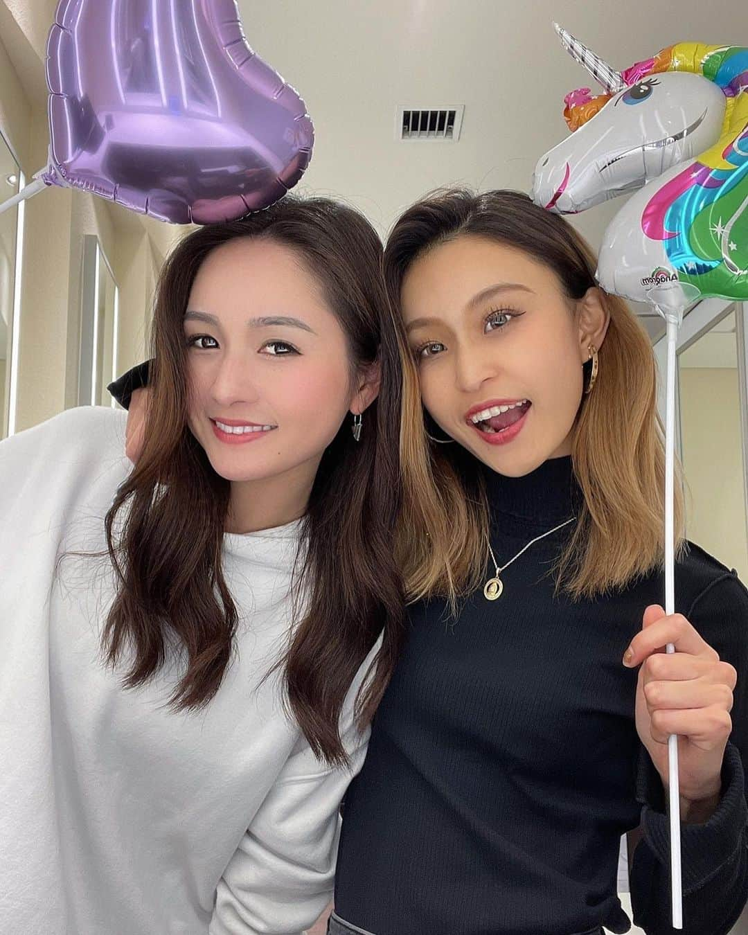 五十嵐みささんのインスタグラム写真 - (五十嵐みさInstagram)「. あやみ24歳おめでと💝🎉🎂 今までお祝いはアルコール必須だったけど、今回はご飯重視なあたり、うちらも落ち着いてきた😂 渋谷スカイ早く行こーね✊ . #鎌倉#地元#湘南#由比ヶ浜#しゃぶしゃぶ#御代川#誕生日#ユニコーン#風船#親友#生誕祭」11月23日 15時55分 - misa_1228