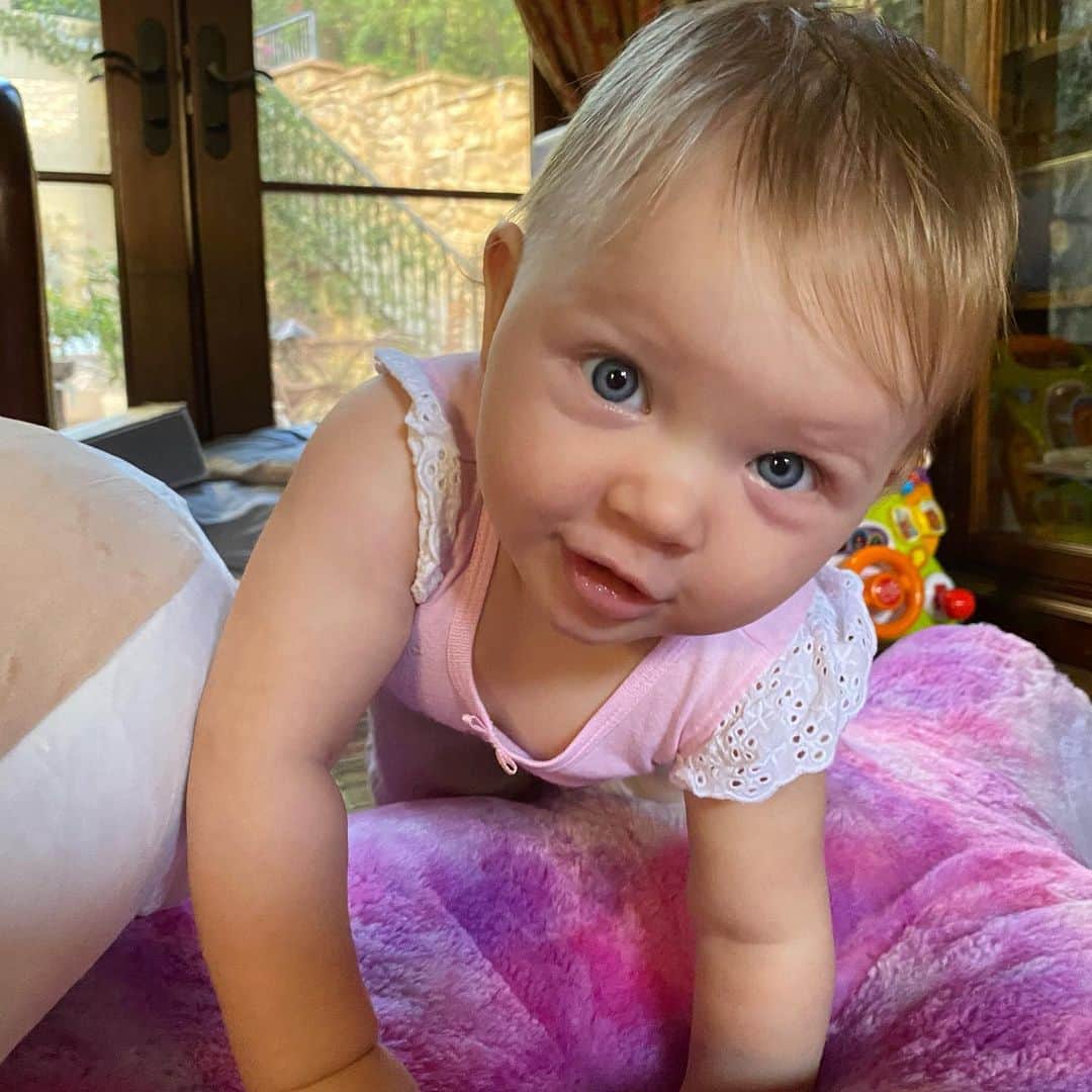 ミラ・ジョヴォヴィッチのインスタグラム：「This baby tho...😆😆😆 ❤️❤️❤️#osianlarkelliot」