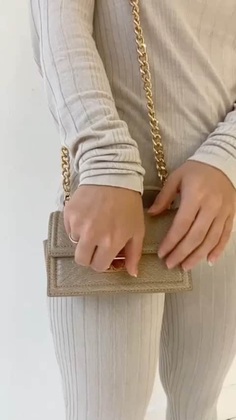 キラ・ウィノナのインスタグラム：「Love to style beige color tones with @idealofsweden Black Friday Week gives you 50% off everything + an extra 5% with KIRA5 #idealofsweden [ad]」