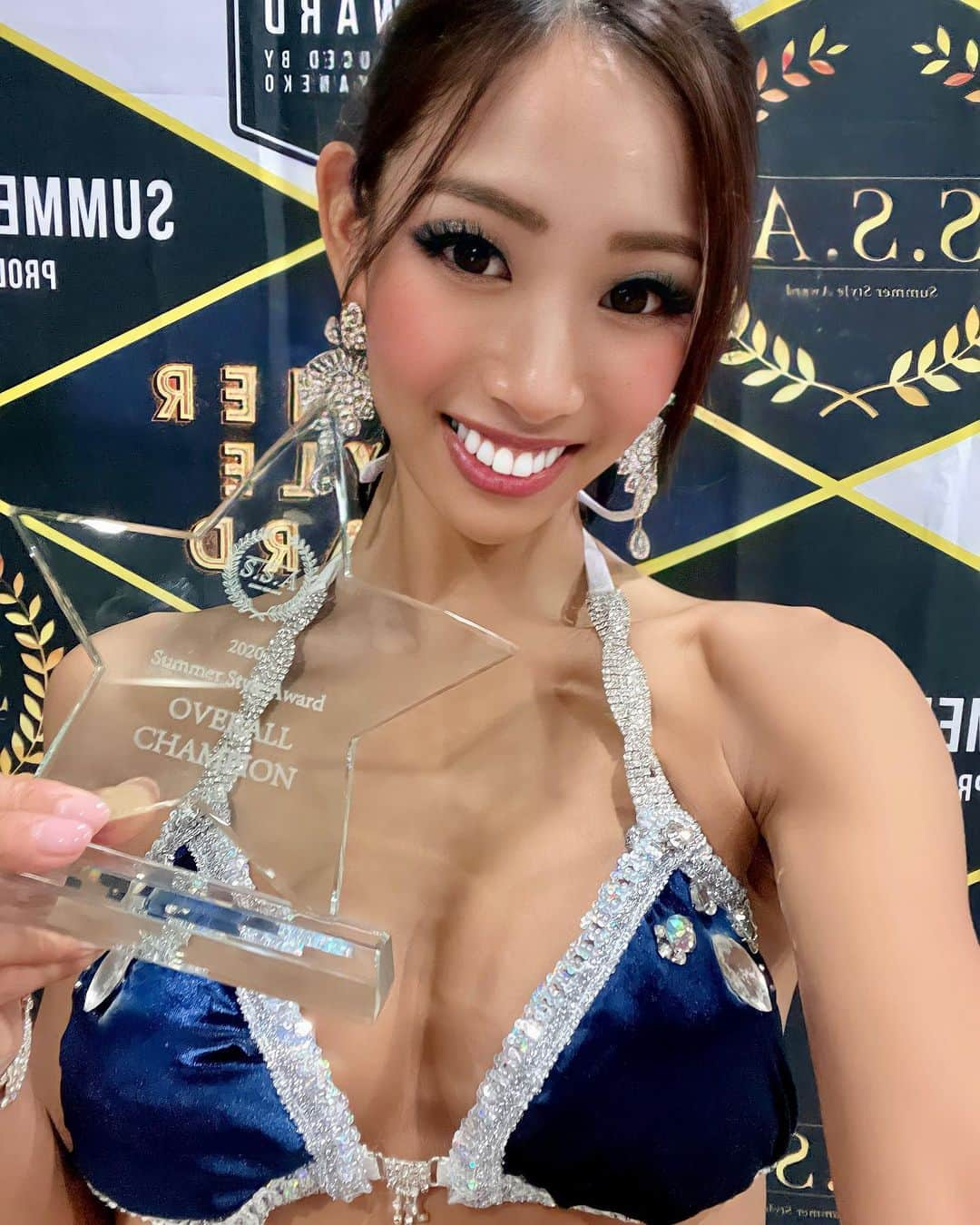 SAEKAさんのインスタグラム写真 - (SAEKAInstagram)「報告させていただきます❤️  本日行われた summer style award 新人類 2020 お尻部門　優勝🥇 医療部門　優勝🥇 職業別overall🏆❤️ させていただくことができました🙇‍♀️💗  去年医療部門で3位入賞という成績で 「美bodyは歯から」と言っているだけに 歯医者根性としても🔥笑 優勝したかったのですごくすごく嬉しかった😭💗 そしてoverallまで はじめてこのSTARをいただき嬉しいです😭🌟  日頃，実家のクリニックと　@idahaisya  東大阪にある安部歯科さん　@is_medical_abedc  院長先生含め、スタッフさんも 本当にあたたかく応援してくださって 楽しみと言っていただいて そんな環境で働かせていただいてることも 心から感謝です😭💕  私は何事も全力タイプだから 仕事で一日中歯とにらめっこして そのあとの毎日の筋トレ 滋賀と大阪の往復 今年は特にハプニングもありながらでしたが ここまで結果を残せていることに 本当に心から全てのことに 感謝したいと思います❤️  これを読んでくださってるみなさま 本当にありがとうございます😭💗  #有言実行 #w優勝 #summerstyleaward  #サマースタイルアワード #サマスタ #サマースタイルアワード新人類2020 #筋トレ #筋トレ女子 #美尻 #尻トレ #歯科医師 #女医 #歯医者 #フィットネスモデル #美の追求 #今年は全優勝が夢 #今のところ大会全優勝 #残すはあと一つ #dreamcometrue  #loveall」11月23日 16時00分 - saeka0220