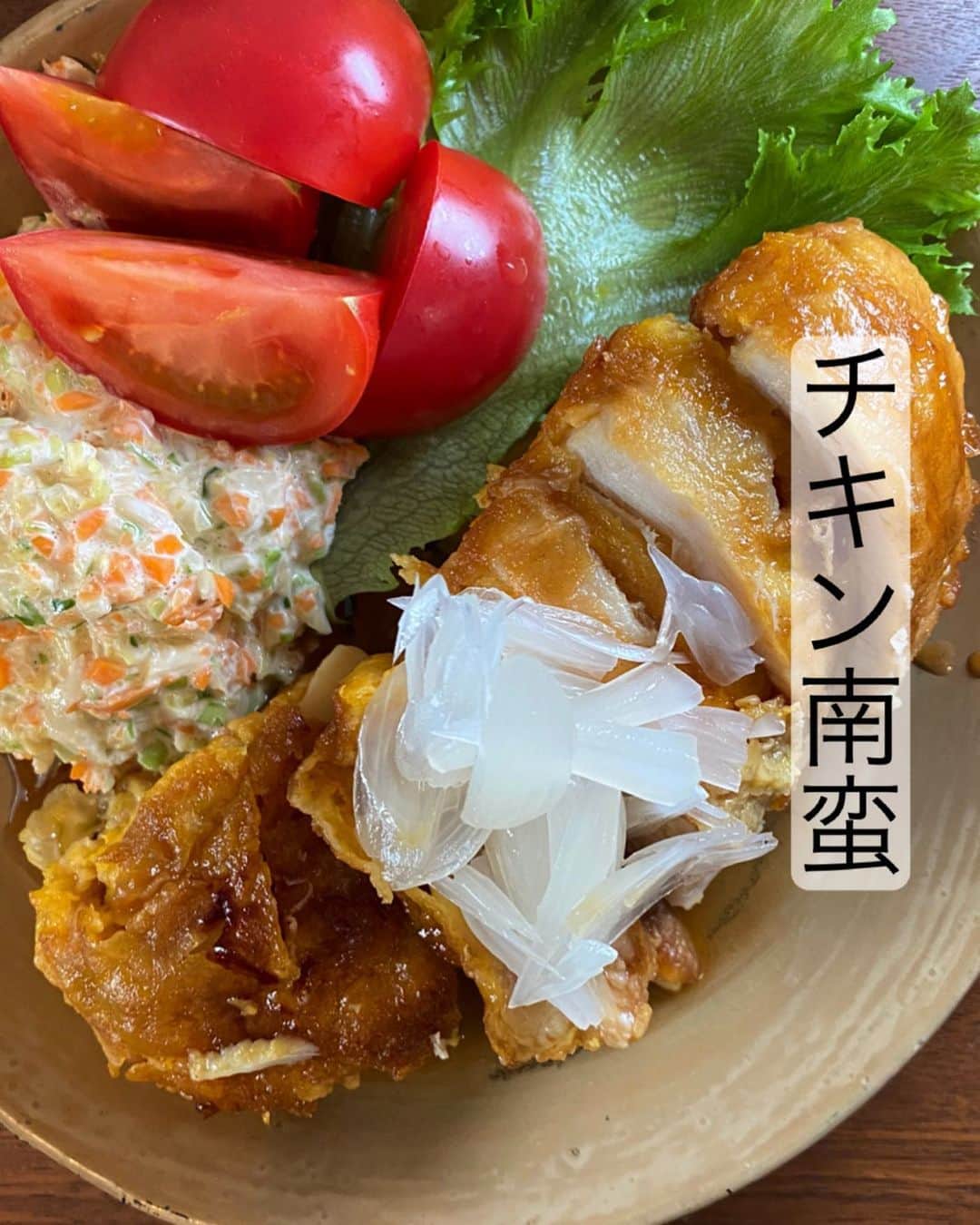 内田朝陽のインスタグラム：「初挑戦したチキン南蛮 衣は、小麦粉と卵でピカタ風なので揚げなくて良いです。 胸肉も、モモ肉も甲乙つけ難い。 タレは酢醤油にオリゴ糖とケチャップと余ってた、らっきょうの漬け物の汁。 ・ #調理師　#調理師免許　#朝陽飯　#あさひめし　#チキン南蛮　#鳥料理　#胸肉レシピ #もも肉レシピ #cookingram #foodgram」