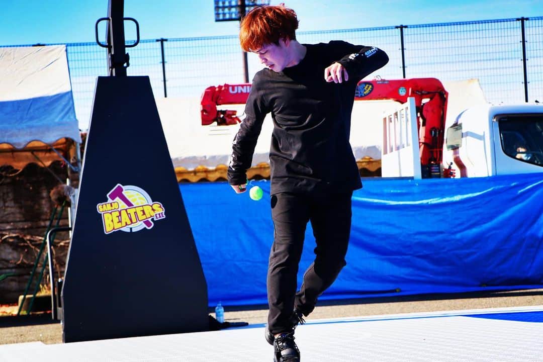 石田太志のインスタグラム：「I performed at Sanjo beaters event. That’s great basketball court! I love it. I have to consider to get it for Footbag. Oh and I wore the HHKB T-shirt. This is great as well. #footbag #taishiishida #freestyle #soccer #follow #worldchampion #performance #performer #instagramer #hackysack #event #hhkb #tshirt」