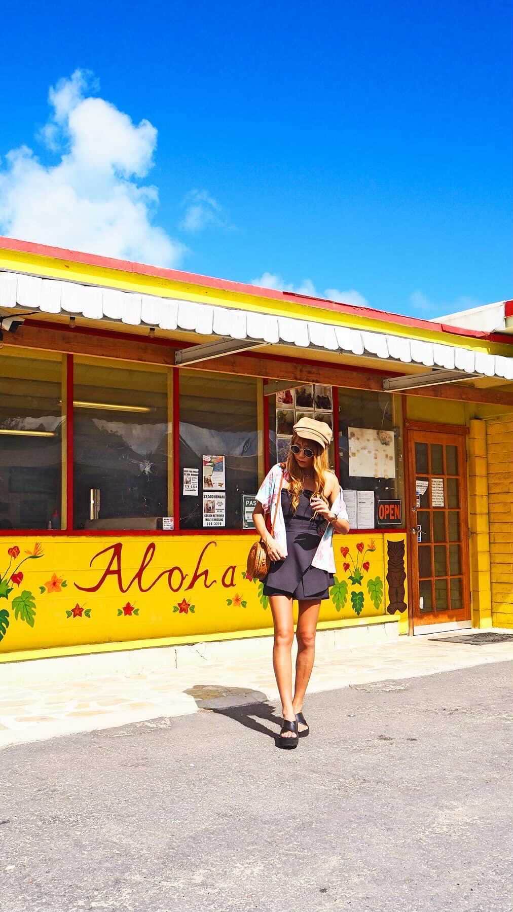 shihoのインスタグラム：「💛🧡♡🧡💛 ・ ワイマナロでここも大好きな場所。 外観がかわいぃのはもちろん お料理もすっごくおいしーの🥺💛 お料理載せてないけど、、笑 ビーチから近いところもポイント高し♡ ・ #hawaii#islandofoahu#oahu#ハワイ#trip #オアフ島#travel#loco_hawaii#travel_jp #funtorip#タビジョ#旅MUSE#genic_travel #genic_mag#たびねす#旅行#genic_hawaii#oahuhawaii」