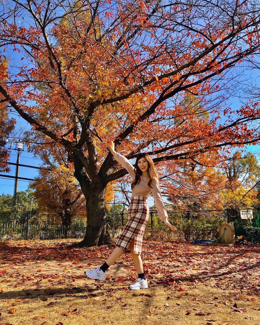 橘ゆりかのインスタグラム：「﻿ いつも私のインスタ見てくださって﻿ ありがとうございます🐶💕﻿ コメントも見てるよ〜！！！！﻿ ﻿ そんなみなさんにきれいな紅葉のおすそわけ🍁﻿ ﻿ ﻿ ﻿ ﻿ #紅葉 #紅葉狩り #橘ゆりか #秋服コーデ #ハンター邸」