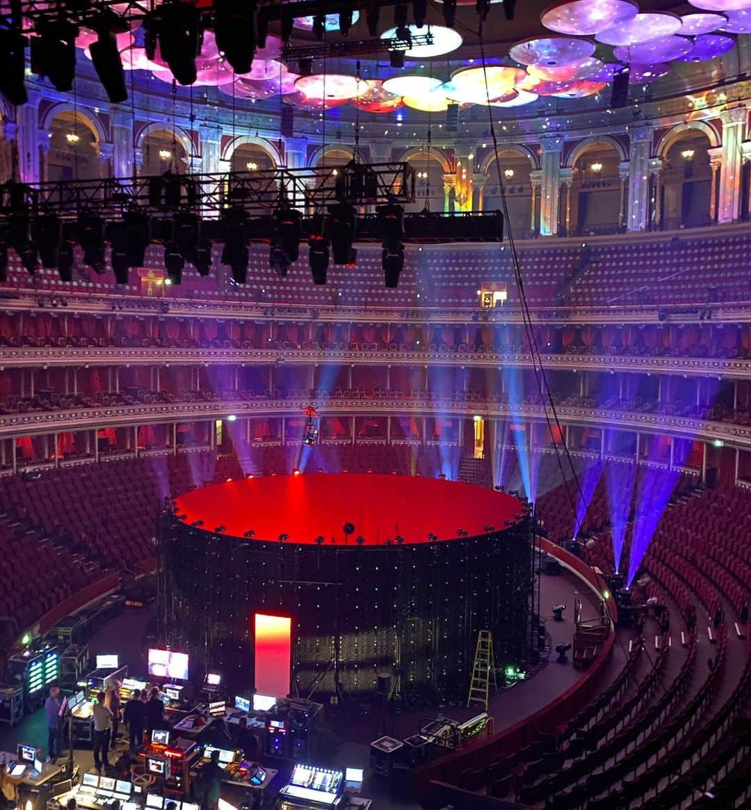 デュア・リパさんのインスタグラム写真 - (デュア・リパInstagram)「while I wait for the official performance to be uploaded... here are some bts pics of rehearsals and building the set at The Royal Albert Hall for the @AMAS !!! @peterabbott17 @wfblive 😭😭😭😭」11月23日 16時18分 - dualipa