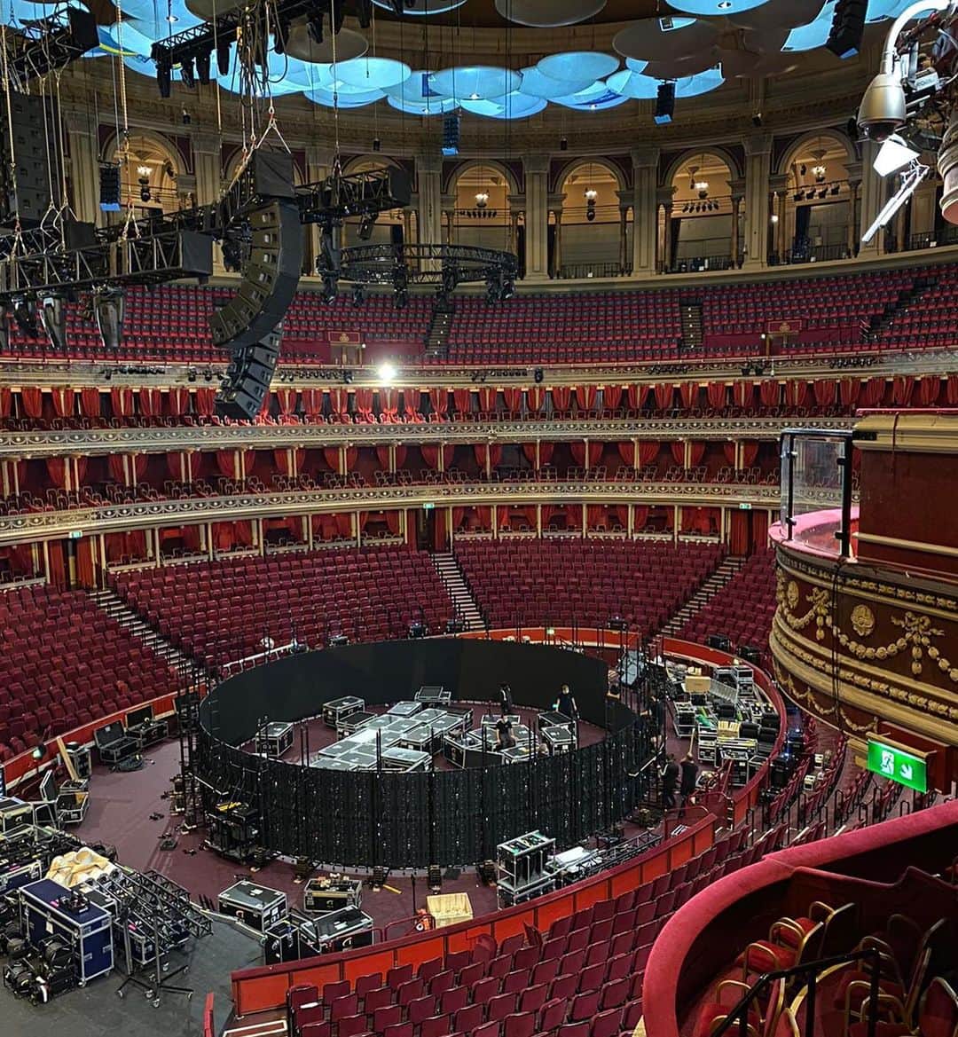 デュア・リパさんのインスタグラム写真 - (デュア・リパInstagram)「while I wait for the official performance to be uploaded... here are some bts pics of rehearsals and building the set at The Royal Albert Hall for the @AMAS !!! @peterabbott17 @wfblive 😭😭😭😭」11月23日 16時18分 - dualipa