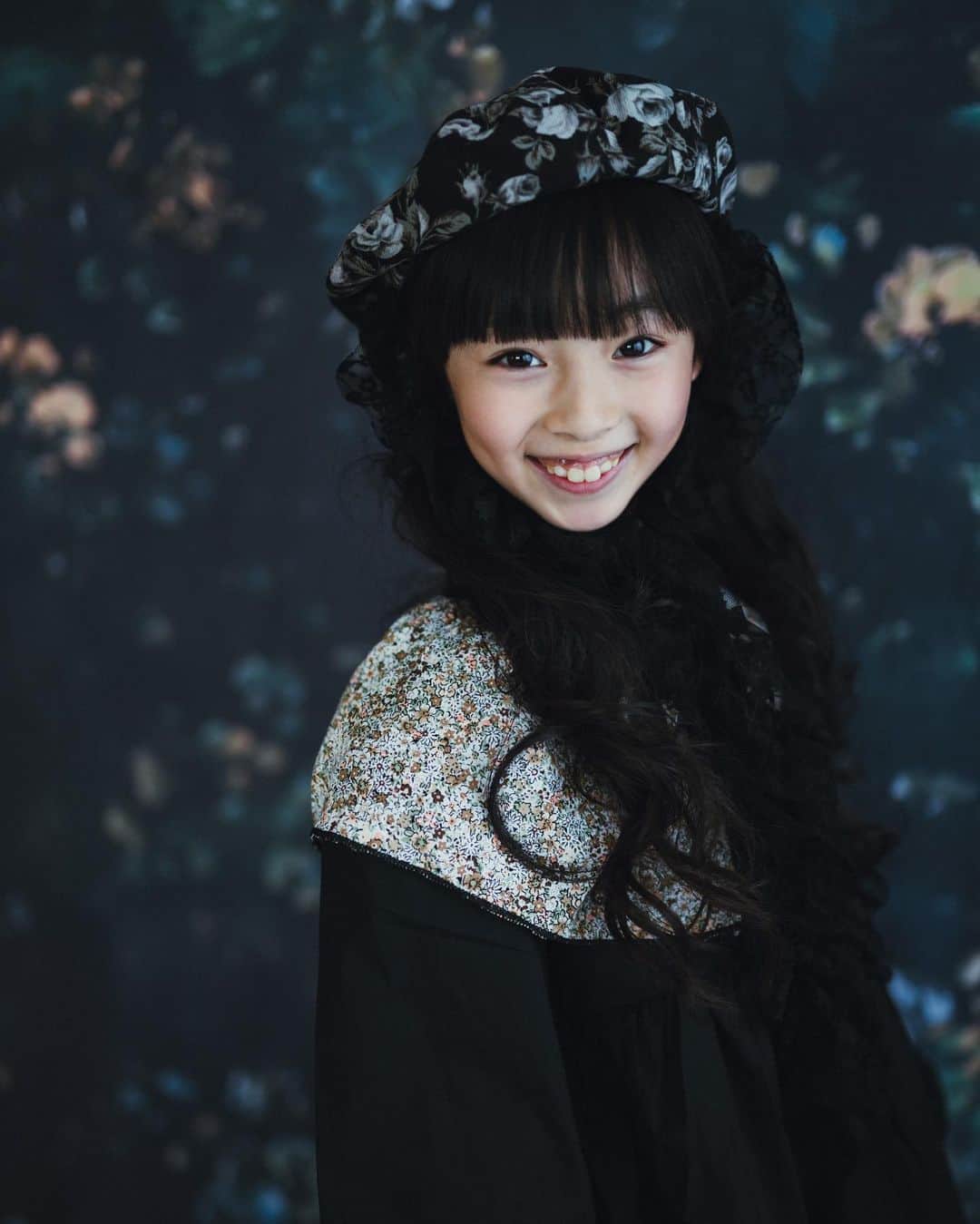 Akiのインスタグラム：「11/23 ・ Q.「ここは森ですか？」 A.「いいえ、おうちスタジオです。」 ・ ・ 最近 娘のお洋服を買うポイントとして ・ 【スタジオにも合いそうなシンプルなお洋服】 ・ を選ぶことが多くなったんですが👧🏻 ・ ・  @ppyan0404 のおうちスタジオに 気軽に持ち込んだお洋服が ・ 尋常じゃないレベルの作品になった😌👗 ・ ・ 花柄襟のワンピースに 花柄ベレー帽を合わせる ・ この高等テクニック ・ 勉強になるわぁ🥺✍️ ・ ・ ワンピースは  @mama_select_shop 👗 ・ お値段¥1,990と大変良心的なコチラ 再販決定だそうです☺️✊ ・ ・ ・ ・」