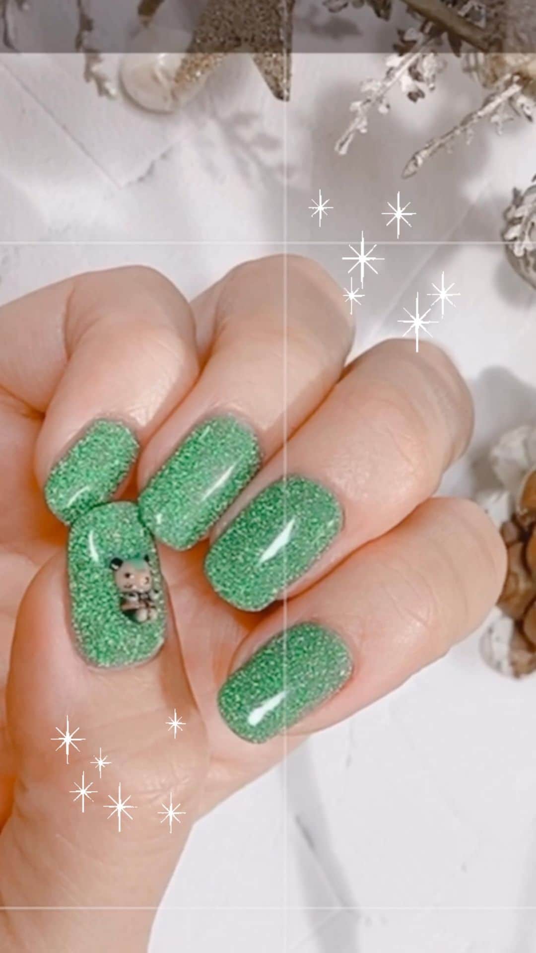 なかやまちえこのインスタグラム：「マイネイル両手ともフラッシュグリッター✨⠀ ⠀ #nail #nails #nailart #ネイル #美甲 #ネイルアート  #japanesenailart #manucure #japanesenails #manicurist #gelnails #أظافر #네일아트 #미용 #vẽmóng #ngườiđẹp  #เพ้นท์เล็บ #искусствоногтя #artedeuñas #เพ้นท์เล็บเจล #ジェルネイルデザイン #ネイルデザイン #senikuku #nagelkunst #フラッシュネイル #フラッシュグリッター #flashnails @pr」