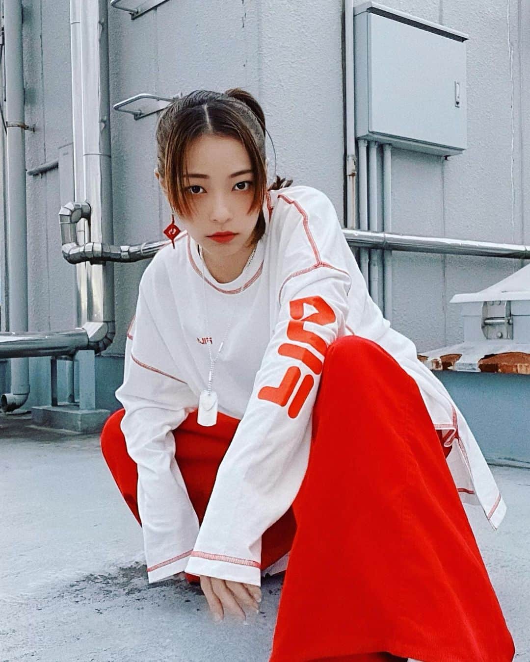 ジェニーのインスタグラム：「デザインしてた服が 出来上がったぁ！🥰❤️🔥 3色のうちの1つ！White×Red  赤パンツに合うトップスが なかったからこれでやっと 合わせられるぅぅぅ😭😭😭  ただの白Tだとボトムスに 合わせるとなんか寂しいけど  ステッチも赤にしたから コーデの統一色がより一層 強調されて嬉しい❤️🔥  これ絶対デニムにも合いそう！？ テンション上がり過ぎてしぬw  #ootd #fashion #streetfashion #デザインしたの #FILA様とコラボしてもらえたw #まさかの #神すぎるw  #オーバーサイズだから #普通に着るのも #インして着るのも #ワンピにして着れるから良き！ #ちな男女着れまっせd( ˙꒳​˙d ) #愛用しますw」