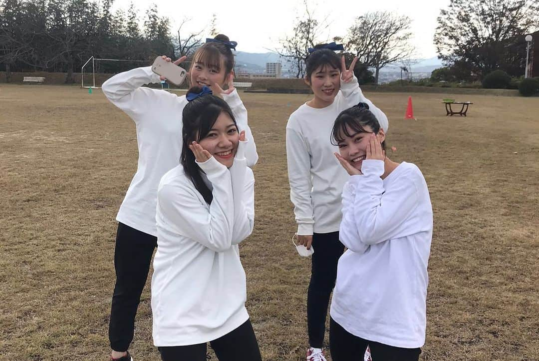 福岡女子短期大学さんのインスタグラム写真 - (福岡女子短期大学Instagram)「こんにちは、福岡女子短期大学子ども学科です。 . 本日は通常授業日です。4時限目の社会人入門は学科企画、グラウンドを使用してのクラス対抗運動会！！準備運動の後は綱引きです。 . その後は障害物競走！こちらも盛り上がってます。 . 最後はリレー！1位は1-2のチームでした。 . 1位は1-2、2位は1-1と2-2が同点だったためでジャンケンによって2-2に決定しました。 . 子ども学科に関する情報は、#福岡女子短期大学子ども学科　←こちらのハッシュタグをご覧ください。 . この投稿をご覧になって「いいね👍」「役に立った」と思われた方は、 @fukuoka_wjc をフォローをお願いします🥺 . =======[ お知らせ ]======= 福岡女子短期大学の資料（2021大学案内📕）を無料送付中です。プロフィールのリンクからお気軽に申し込みください🌟 ====================== = 子ども学科/健康栄養学科 音楽科/文化教養学科 . 福岡女子短期大学 住所：‪‪‪‪福岡県太宰府市五条四丁目16番‬1号‬‬‬ tel：‪‪‪092-922-4034‬‬‬（代表） ． #福岡女子短期大学　#福岡の短大っていいな  #太宰府の短大　#福女短スナップ　#子ども学科　#保育士の卵　#幼稚園教諭の卵 #太宰府 #短大生の日常 #福岡の短大っていいな #福岡の女子短期大学 #福女短スナップ　#太宰府の短大　#福女短スナップ　#スナップ写真　#福女短　#短大生　#運動会　#クラスマッチ #アオハルしよ #太宰府市」11月23日 16時29分 - fukuoka_wjc