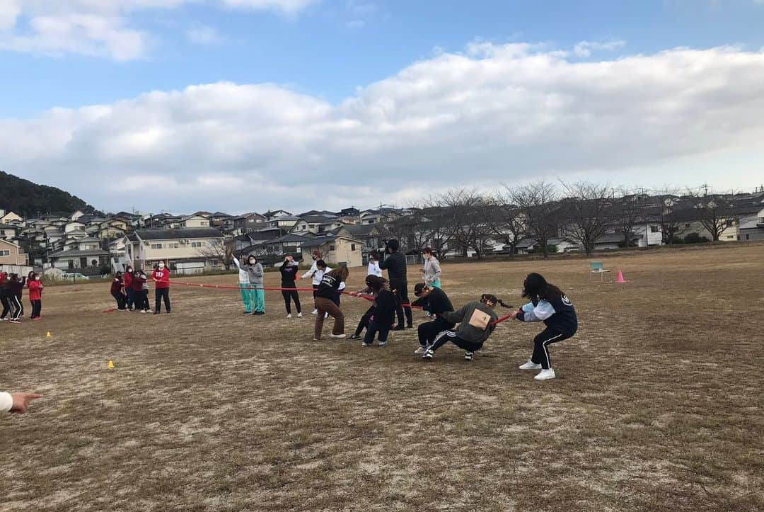 福岡女子短期大学さんのインスタグラム写真 - (福岡女子短期大学Instagram)「こんにちは、福岡女子短期大学子ども学科です。 . 本日は通常授業日です。4時限目の社会人入門は学科企画、グラウンドを使用してのクラス対抗運動会！！準備運動の後は綱引きです。 . その後は障害物競走！こちらも盛り上がってます。 . 最後はリレー！1位は1-2のチームでした。 . 1位は1-2、2位は1-1と2-2が同点だったためでジャンケンによって2-2に決定しました。 . 子ども学科に関する情報は、#福岡女子短期大学子ども学科　←こちらのハッシュタグをご覧ください。 . この投稿をご覧になって「いいね👍」「役に立った」と思われた方は、 @fukuoka_wjc をフォローをお願いします🥺 . =======[ お知らせ ]======= 福岡女子短期大学の資料（2021大学案内📕）を無料送付中です。プロフィールのリンクからお気軽に申し込みください🌟 ====================== = 子ども学科/健康栄養学科 音楽科/文化教養学科 . 福岡女子短期大学 住所：‪‪‪‪福岡県太宰府市五条四丁目16番‬1号‬‬‬ tel：‪‪‪092-922-4034‬‬‬（代表） ． #福岡女子短期大学　#福岡の短大っていいな  #太宰府の短大　#福女短スナップ　#子ども学科　#保育士の卵　#幼稚園教諭の卵 #太宰府 #短大生の日常 #福岡の短大っていいな #福岡の女子短期大学 #福女短スナップ　#太宰府の短大　#福女短スナップ　#スナップ写真　#福女短　#短大生　#運動会　#クラスマッチ #アオハルしよ #太宰府市」11月23日 16時29分 - fukuoka_wjc