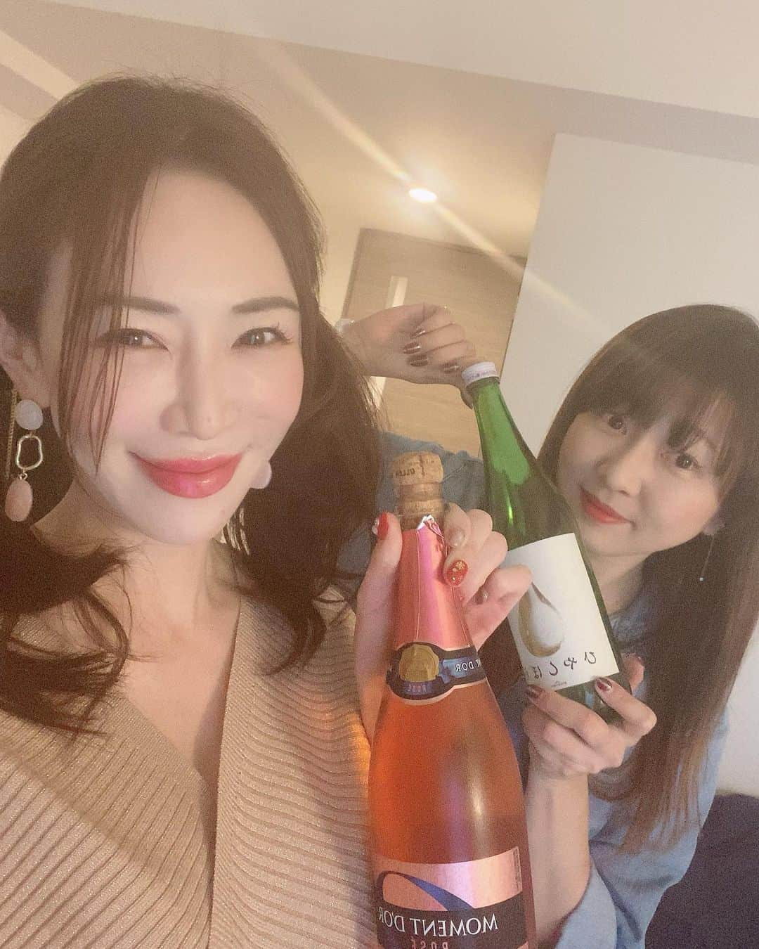 岩本和子のインスタグラム：「しーちゃんと昼飲み💕  ボトル1本ソッコーで空けました。 もはや水でした✨」