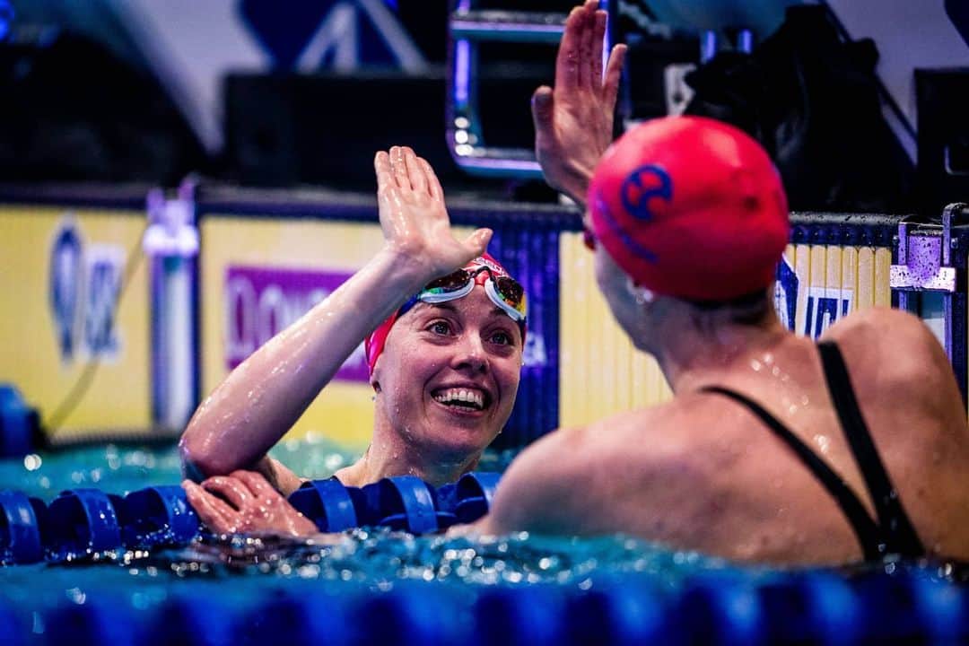 フェムケ・ヘームスケルクのインスタグラム：「Thank you @energystandard 🔴🔵⚡!! The Budapest-Bubble came to an end. Had the best weeks of 2020! ❤️ Super proud of the team, we did amazing but @calicondors_isl were even more on fire. Congrats ✨ . . . #ISL2020 #Aquapower #Budapest2020 #RitsRats 📸 : @minekasapoglu & @pezmoz」