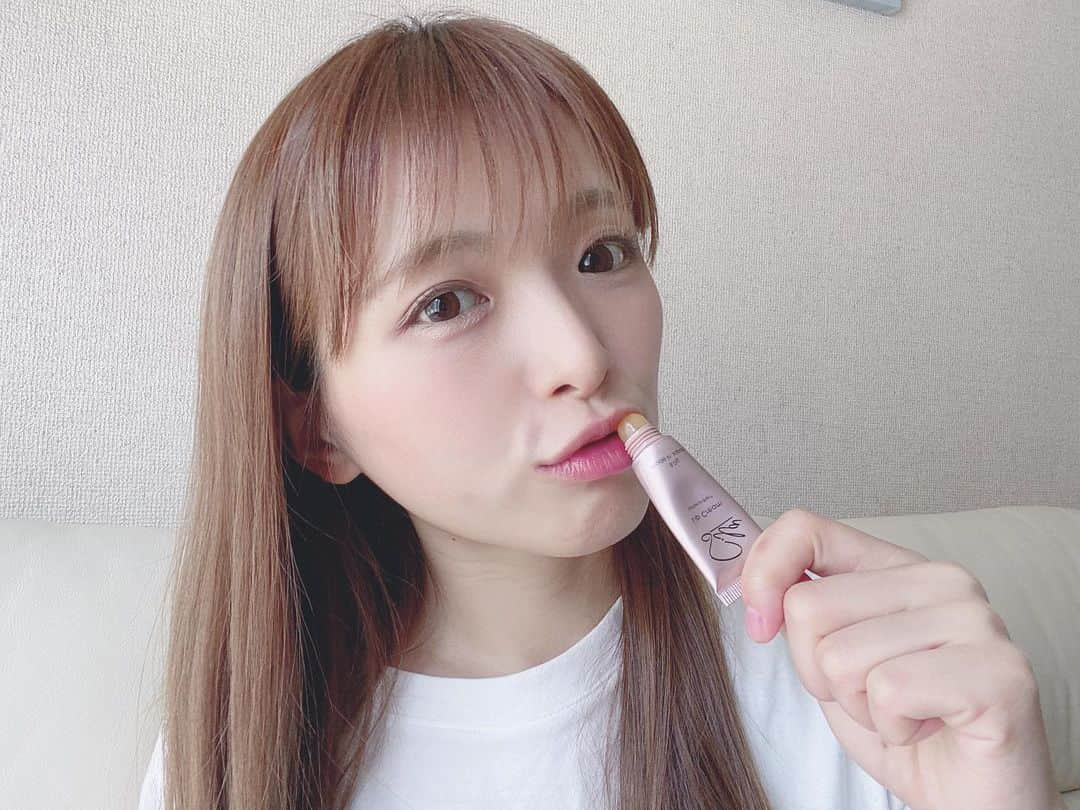 青木理奈さんのインスタグラム写真 - (青木理奈Instagram)「sila﻿ ﻿ リップクリーム💄﻿ ﻿ ベタベタしないけどしっかり保湿してくれるリップクリーム。私の使い切りリピコスメです👑﻿ メイクの前、寝る前にも使ってます。﻿ いつ使っても困らない使い心地なのがいい💗﻿ ﻿ なにより佐賀県産のアスタキサンチンを使用しているので安心して使えるのが嬉しい❣️﻿ ﻿ 詳しくはタグからアルビータさんへどうぞー💓﻿  #アルビータ #アスタキサンチン #佐賀 #サプリメント　#美容 #sila #シラ #知らんぎ損すっよ #pr ﻿」11月23日 16時35分 - rin.427