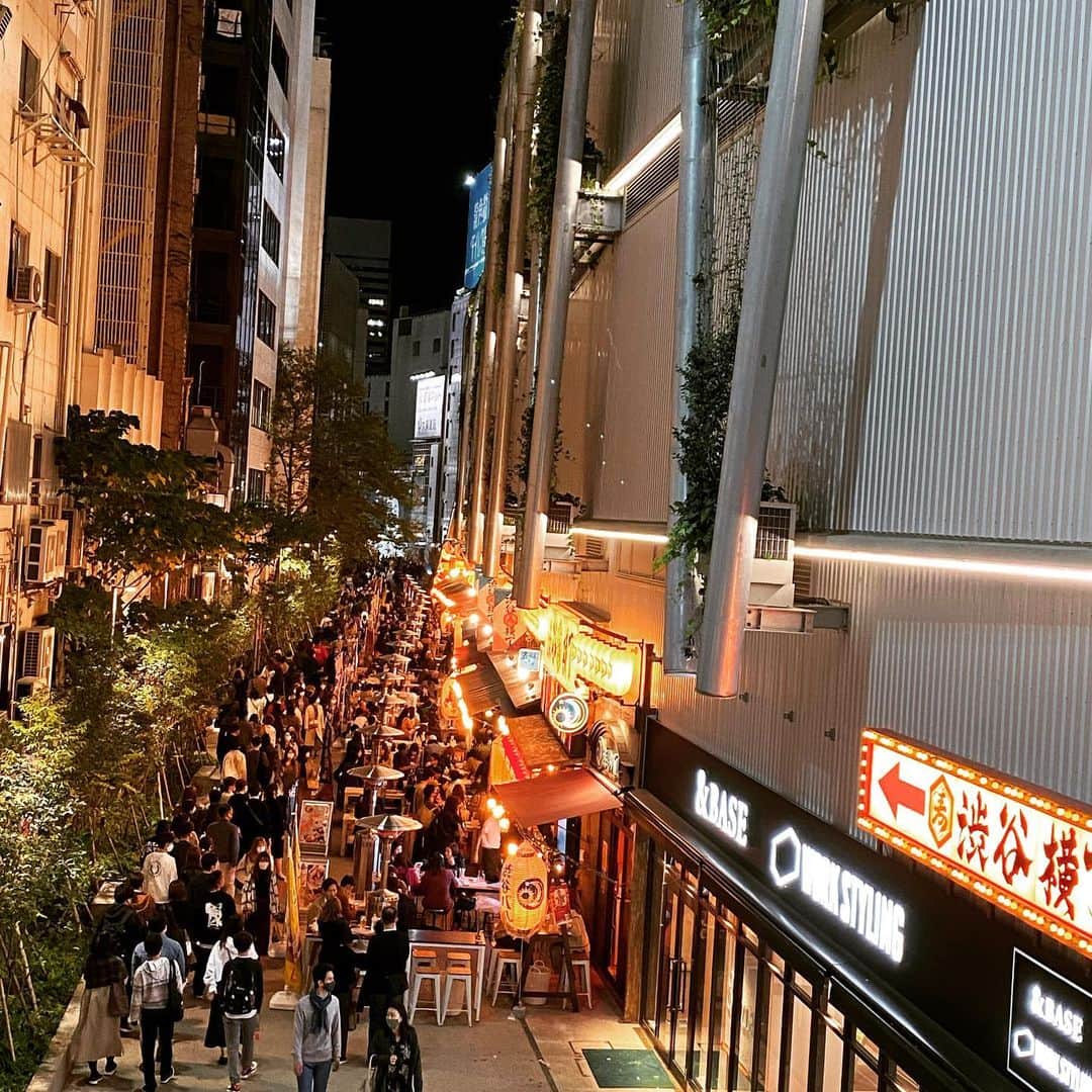 横沢ローラのインスタグラム：「それから、渋谷横丁。 こちら側は、すごい賑わい。 本物ののんべえ横丁はこの裏にあるのだけど、ほとんどしまってる。 そして撮影した禁止だった。  どうしてだろな。土地、買い上げられてまたきらびやかなお店だけが並んじゃうのかな‥  #仁科勝介 #横沢ローラ #シブヤクリスマスキャロル #渋谷の風景 #shibuyachristmascarols #12/2リリース #コンサートは12/23伝承ホール」