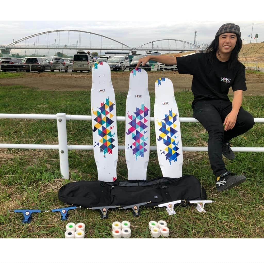 山本勇のインスタグラム：「Have just joined @1loveboards 🇰🇷 team for longboarding! Thank you very much for supporting and  inviting me to the team, @youngb_kor !!! 🙏💖 Also thank you, @calibertrucks 🇺🇸 for the trucks, and @snowpwear 🇰🇷 for the skateboard bag! 🙏💖 #longboarding  #longboarddancing  #longboardfreestyle  #1loveboards #tapete #1loveskateshop  #calibertrucks  #snowpwear  #isamuyamamoto」