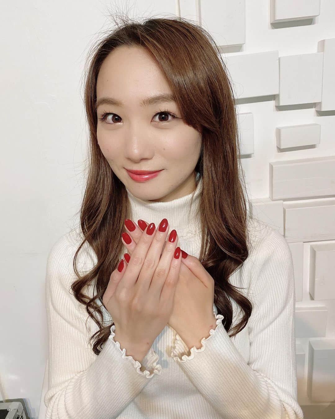 永山飛鳥のインスタグラム：「赤ネイルにしたよ💅 初めて❤️ クリスマス🎄  #赤ネイル　#クリスマス　#初めて」