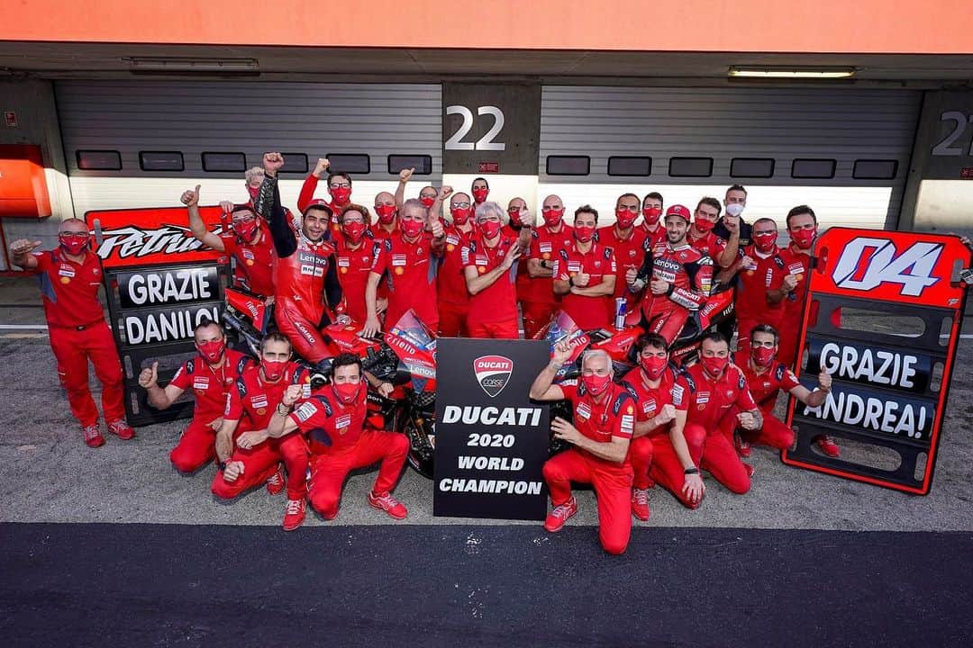 Ducati Japanさんのインスタグラム写真 - (Ducati JapanInstagram)「MotoGP最終戦となる第15戦のポルトガルGPがポルティマオのアウトードロモ・インテルナシオナル・ド・アルガルヴェで開催されました。ドゥカティ・チームのアンドレア・ドヴィツィオーゾは6位、ダニーロ・ペトルッチは16位でレースを終えました。詳細はレースレポートをご覧ください。  レースの詳細はプロフィール( @ducatijapan )のリンクよりドゥカティ ジャパンのサイトをご覧ください。  今回のレースでジャック・ミラー（プラマック・レーシング・チーム）が2位に入ったことにより、ドゥカティは今シーズン合計221ポイントを獲得し、コンストラクターズ・ランキング総合1位となりました。今シーズンは、Covid-19（新型コロナウイルス感染症）の緊急事態によって、さらに厳しい状況の中での戦いとなりましたが、皆様の応援を頂き、無事にシーズンを終えることができました。ありがとうございました！  #DucatiTeam #Ducati #ForzaDucati #MotoGP #ドゥカティ #ドゥカティいいじゃん #portuguesegp」11月23日 16時40分 - ducatijapan
