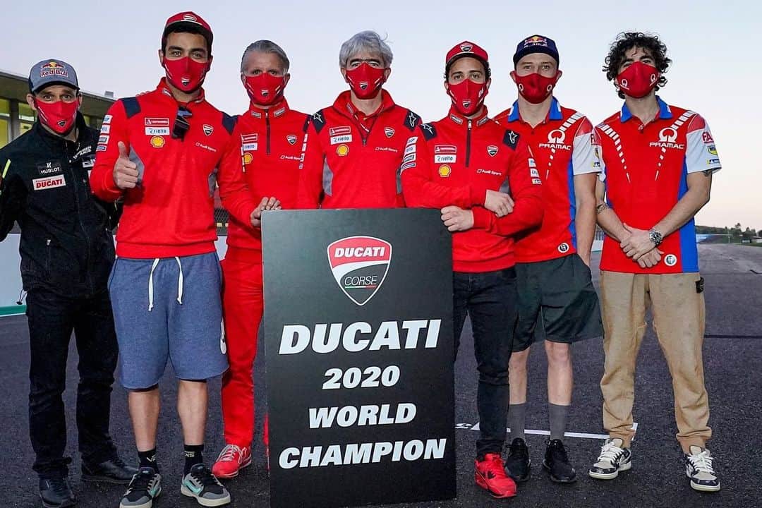 Ducati Japanさんのインスタグラム写真 - (Ducati JapanInstagram)「MotoGP最終戦となる第15戦のポルトガルGPがポルティマオのアウトードロモ・インテルナシオナル・ド・アルガルヴェで開催されました。ドゥカティ・チームのアンドレア・ドヴィツィオーゾは6位、ダニーロ・ペトルッチは16位でレースを終えました。詳細はレースレポートをご覧ください。  レースの詳細はプロフィール( @ducatijapan )のリンクよりドゥカティ ジャパンのサイトをご覧ください。  今回のレースでジャック・ミラー（プラマック・レーシング・チーム）が2位に入ったことにより、ドゥカティは今シーズン合計221ポイントを獲得し、コンストラクターズ・ランキング総合1位となりました。今シーズンは、Covid-19（新型コロナウイルス感染症）の緊急事態によって、さらに厳しい状況の中での戦いとなりましたが、皆様の応援を頂き、無事にシーズンを終えることができました。ありがとうございました！  #DucatiTeam #Ducati #ForzaDucati #MotoGP #ドゥカティ #ドゥカティいいじゃん #portuguesegp」11月23日 16時40分 - ducatijapan