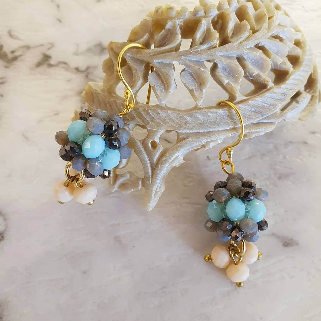 ミーガンパークのインスタグラム：「Bead weave beauty ✨ // add some hand crafted sophistication to your outfits with the Stella Drop Earrings. Also available in White Opal」