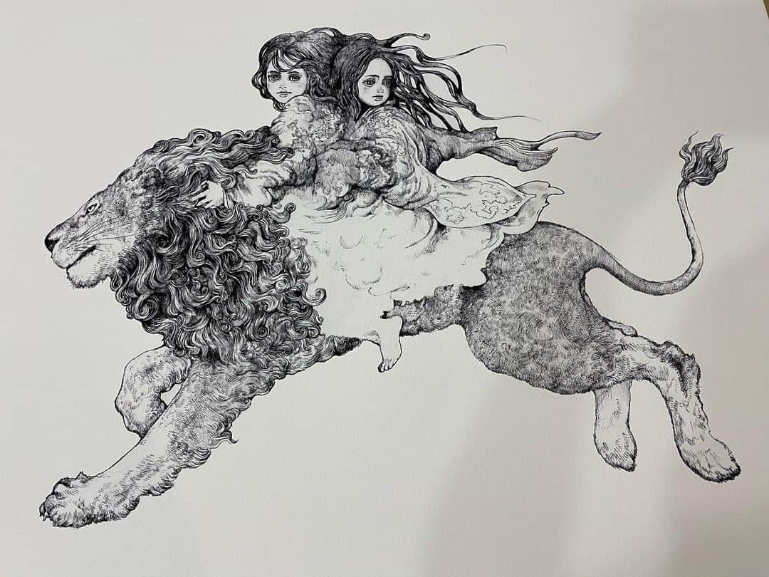ヒグチユウコさんのインスタグラム写真 - (ヒグチユウコInstagram)「黙々と複製画にサイン。  こちら　#吉田修一　氏著作の　 #アンジュと頭獅王  の装画のための作品です。 #yukohiguchi  #ヒグチユウコ」11月23日 16時46分 - yukohiguchi3
