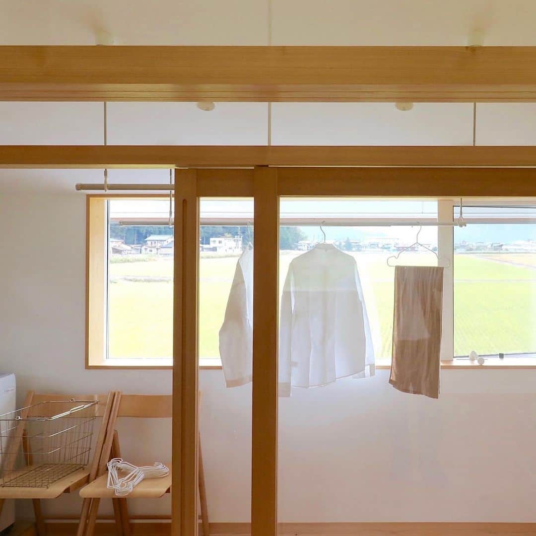 伊藤瑞貴建築設計事務所のインスタグラム：「昨日は、ローカル住宅雑誌の取材のため「なかとのくちのいえ」（https://miaaa.biz/works/k-house_201811/ ）まで。 お施主さんとの再会は、竣工以来なので2年ぶり！  私も便乗してWeb用写真を撮影してきました！  そして、日々のライフスタイルをヒアリングしていると、とても豊かに暮らされていることがわかり、また「伊藤さんのおかげ！」と何度も言っていただき、感激してしまった！！  都合のいいようにまとめると・・・笑  ・休日は、この景色を眺めながらコーヒーを飲むのが楽しみ。 ・居心地がいいので週末に出かけることが少なくなった。 ・この前キャンプに行ったが、人が多くて、、、家で充分楽しめる！！ ・友達が来ると、夏はBBQ、冬はピザパーティー！！BBQ、何回やったかわからない。 ・日の出前に景色を眺めながらヨガを始め、日の出とともに一日がスタート。 ・大きなテーブルが多目的に使えてお気に入り！！ ・四季の移ろいが感じられる家。田んぼの風景・カエルの声・山の色・・・。田舎最高！！ ・土間が冬暖かくて、夏ヒンヤリしている！！  都会の真似をしない、田舎暮らしを楽しむ家にしようと思い設計した住宅ですが・・・ まさに、コロナ渦にあった今求められているアウトドアライフを楽しむ住宅になってました！！  これまでも同様の田舎暮らしを楽しむ住宅（アウトドアライフを楽しむ住宅）を何件か設計してきましたが、ますます加速していきそうです！！」