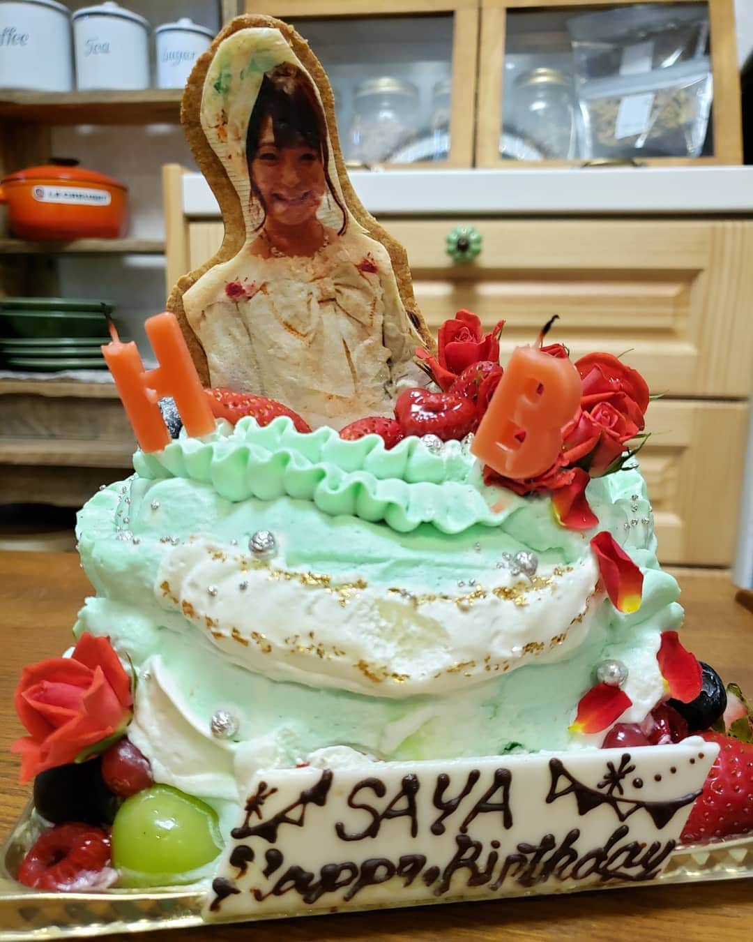 八木さやのインスタグラム：「誕生日に壱岐島移住組からいただいたケーキは、シンプロで着たドレスでした♥️」