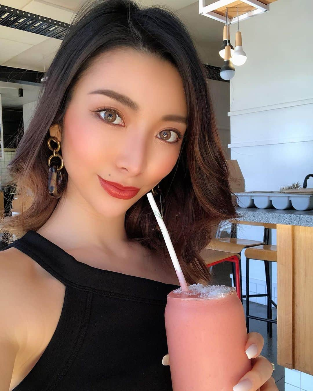 かにゃさんのインスタグラム写真 - (かにゃInstagram)「最近は暑すぎてスムージーばっか飲んでる🍹🌞 メルボルンはついに外でマスクしなくても罰金じゃなくなって最高😷🙌笑 . . . #smoothie #restaurant #vegetarianrestaurant #vegetarianfood #restaurantaustralia #instarestaurant #melbournerestaurant #melbournecafe #cafe #stkilda #australia #australiagram #melbourne #melbournelife #melbournestyle #melbourneliving #melbourne_insta #melbournelifestyle #melbournelife #オーストラリア #メルボルン #海外生活  #オーストラリア生活 #メルボルン生活 #オーストラリア留学 #メルボルン留学 #メルボルンライフ #レストラン #ベジタリアンレストラン #ベジタリアンカフェ #スムージー」11月23日 16時52分 - kanya_435