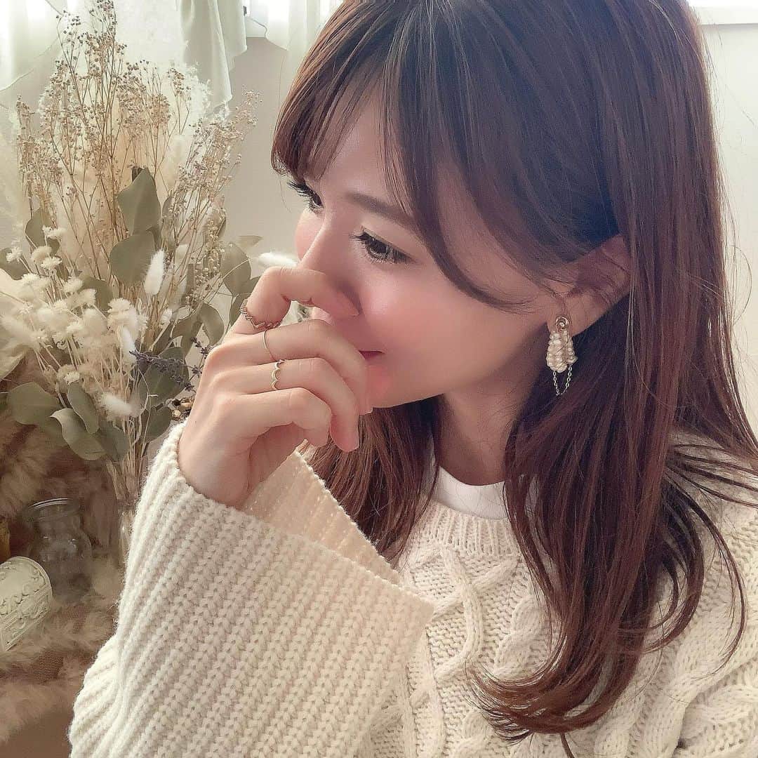 nyaachanのインスタグラム：「* お友達のサロン　@welina_eyelashsalon へ、もう何年振り？ぐらいの#マツエク　しに行ってきた☺️❤︎ 私本当に、濃いアイメイクとか似合わなくて、マツエクも過去何回かしたけどしっくりこなくてもう５年以上はしてなくて… でも、ナチュラルにって伝えて、あとは全部お任せにしたけど、 派手になりすぎず、私らしい感じに仕上げてもらえて大満足やしhappy ~♬ やっぱつけたらマスカラもアイラインもせんで良くなるからめっちゃ楽やな🤣 * 中津駅、すぐのところにあるので大阪の方は是非ぜひ、行ってみて欲しい~😊 * * #まつげ#マツエクデザイン#ナチュラルメイク#ナチュラルまつげ#美容#おすすめ美容#美容好きな人と繋がりたい」