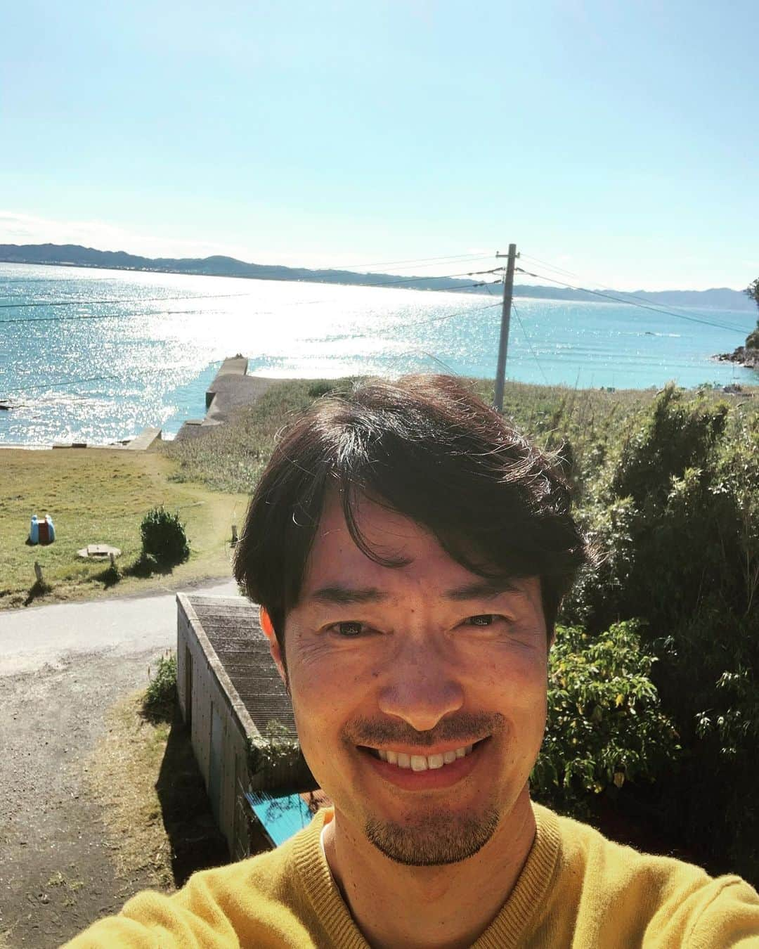 前川泰之さんのインスタグラム写真 - (前川泰之Instagram)「今日めっちゃ綺麗なところへロケで行ってきたよ！ 皆さんにお知らせ出来るのは来年になっちゃうかな🙇‍♂️ お楽しみに！！  テンション上がったーー✨✨✨  #ロケ　#海岸　#海　#絶景　#海日和　#お楽しみに」11月23日 16時57分 - maekawa_yasuyuki_official