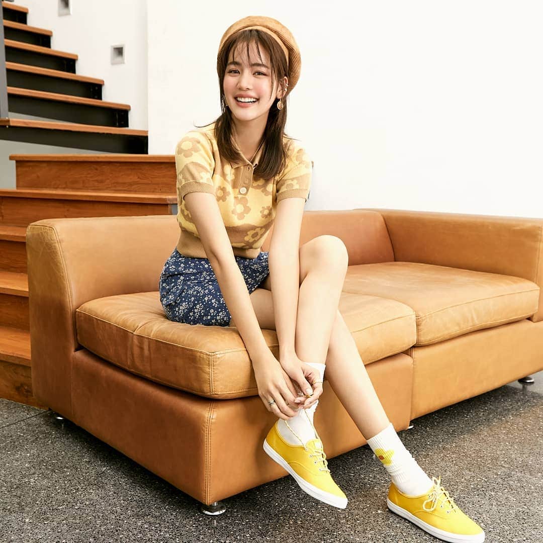 CeCi Thailandのインスタグラム：「ส่งท้ายช่วงปลายปี 2020 กับโปรเจ็คท์แจกความสดใสที่ Keds (เคดส์) ได้จับมือกับนางเอกสาวหน้าใสอย่าง โบว์-เมลดา สุศรี มารับบทบาทเป็น Brand Endorser พร้อมครีเอตโปรเจ็คท์สุดน่ารักที่นำเสนอความเป็นผู้หญิงในแบบของตัวผ่านสไตล์การแต่งตัวอันหลากหลาย   โดยแต่ละลุคโบว์ได้เลือกรองเท้าผ้าใบรุ่นต่างๆ ของ Keds มาแมทช์เข้าด้วยกัน ไม่ว่าจะเป็นรุ่นคลาสสิกตลอดกาลอย่าง Champion, Crew Kick75, Tiebreak ไปจนถึงรุ่น Seasonal อย่างรุ่น Chillax Seasonal Solids, K-89 Leather, Kickstart Pennant」