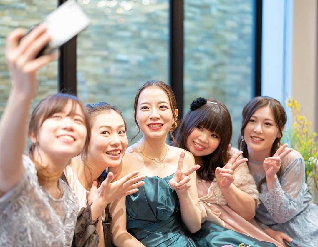 KIYOMIZU京都東山 公式さんのインスタグラム写真 - (KIYOMIZU京都東山 公式Instagram)「. 青春時代を共に過ごした ご友人さまとの時間はかけがえのないもの*  当日は、ゲストとの歓談時間をより長く 過ごしていただけるような構成に＊ 会場内は、笑顔に包まれ アットホームな結婚式となりました* . ---------------------- . @kiyomizu_kyoto_higashiyama をフォローし 【#kiyomizu京都東山】で検索してくださいね❖ . #スタイルズ花嫁 #kiyomizu花嫁  #dress #kyoto #kiyomizu #wedding #ウェディングレポ #チャペル #ブライダルフェア #プレ花嫁 #卒花 #結婚式 #結婚式場 #結婚式準備 #京都 #京都花嫁 #関西花嫁 #京都婚 #令和花嫁  #大人花嫁 #DRESSY花嫁 #披露宴レポ #シェアーズヘアメイク #友人 #グリーンドレス #おしゃれ花嫁 #花嫁コーディネート #アットホームウェディング」11月23日 17時07分 - kiyomizu_kyoto_higashiyama