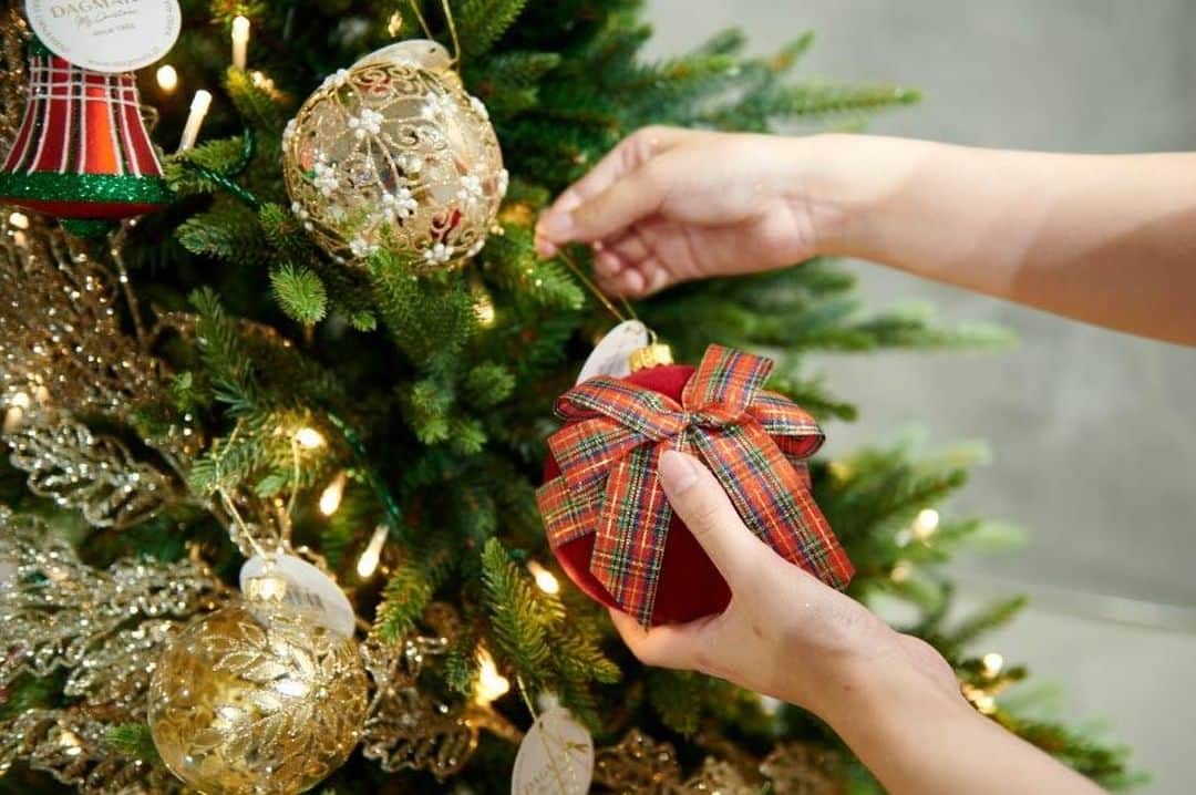 のインスタグラム：「おしゃれで可愛いクリスマスツリーの飾り方🌲💡  クリスマスを楽しむのに欠かせないツリー🌲 ちょっとの工夫できれいに、そして今っぽく。 おしゃれなクリスマスツリーの飾り方をご紹介します。 これを読めば素敵なクリスマスツリーの飾り付けができ上がり！  ISETAN Christmas Station 2020 －Finding Wonders－ ■開催中～12月25日(金) ■本館5階 プロモーションスペース  詳しくは @isetan_shinjuku ストーリー「クリスマス」 またはこちら▼ https://www.mistore.jp/shopping/feature/living_art_f2/christmasstation3_l.html  @life_design_isetanshinjuku  #クリスマスツリー飾り方 #クリスマスツリー飾ってみた #クリスマスツリー #MERRYFUTURE #メリーフューチャー #isetanChristmas #isetanChristmas2020 #伊勢丹のクリスマス  #おうちクリスマス #おうちで過ごすクリスマス #isetan #isetanshinjuku #イセタン #伊勢丹 #伊勢丹新宿 #伊勢丹新宿店」