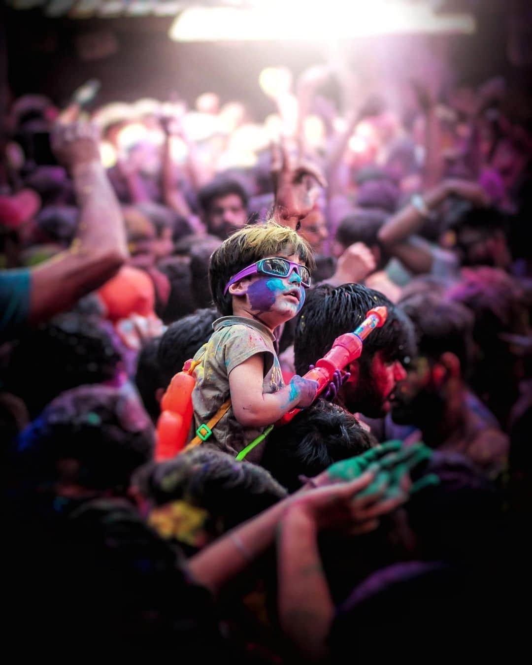 Canon Asiaのインスタグラム：「One of the places where colour flows freely is the celebration of Holi in Pushkar, a festival when people gather to welcome the incoming spring 🌸⁣ .⁣ This shot taken earlier this year by Dhruv further captures the beauty of the festival through the eyes of a child, and we love this still shot in the midst of the celebrations.⁣ .⁣ 📷 Image by @dhruv.panchasara on My Canon Story using the Canon EOS 700D • f/1.8 • ISO 100 • 1/667 • 50mm ⁣ .⁣ Got a colourful story to share? Tag us at #canonasia or submit them on My Canon Story, link in bio!⁣ .⁣ #canonasia #photography #explore #festival #holi #pushkar #celebration #colours #inspiration #portrait #rajasthan」