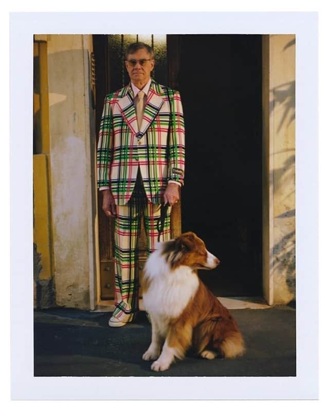 のインスタグラム：「For his cameo appearance in Episode 7 walking a dog out of the building Silvia @silviacalderoni is standing in front of, director @gus_van_sant is dressed in a windowpane suit with a silk shirt and tie. More looks from the ‘Ouverture Of Something That Never Ended’ collection appearing in the episode designed by @alessandro_michele include contemporary tailoring and long sheer dresses. Photography by @gus_van_sant. Watch all episodes from the 7-Part series through link in bio or on @gucci. #GucciFest #GucciOuverture #AlessandroMichele」