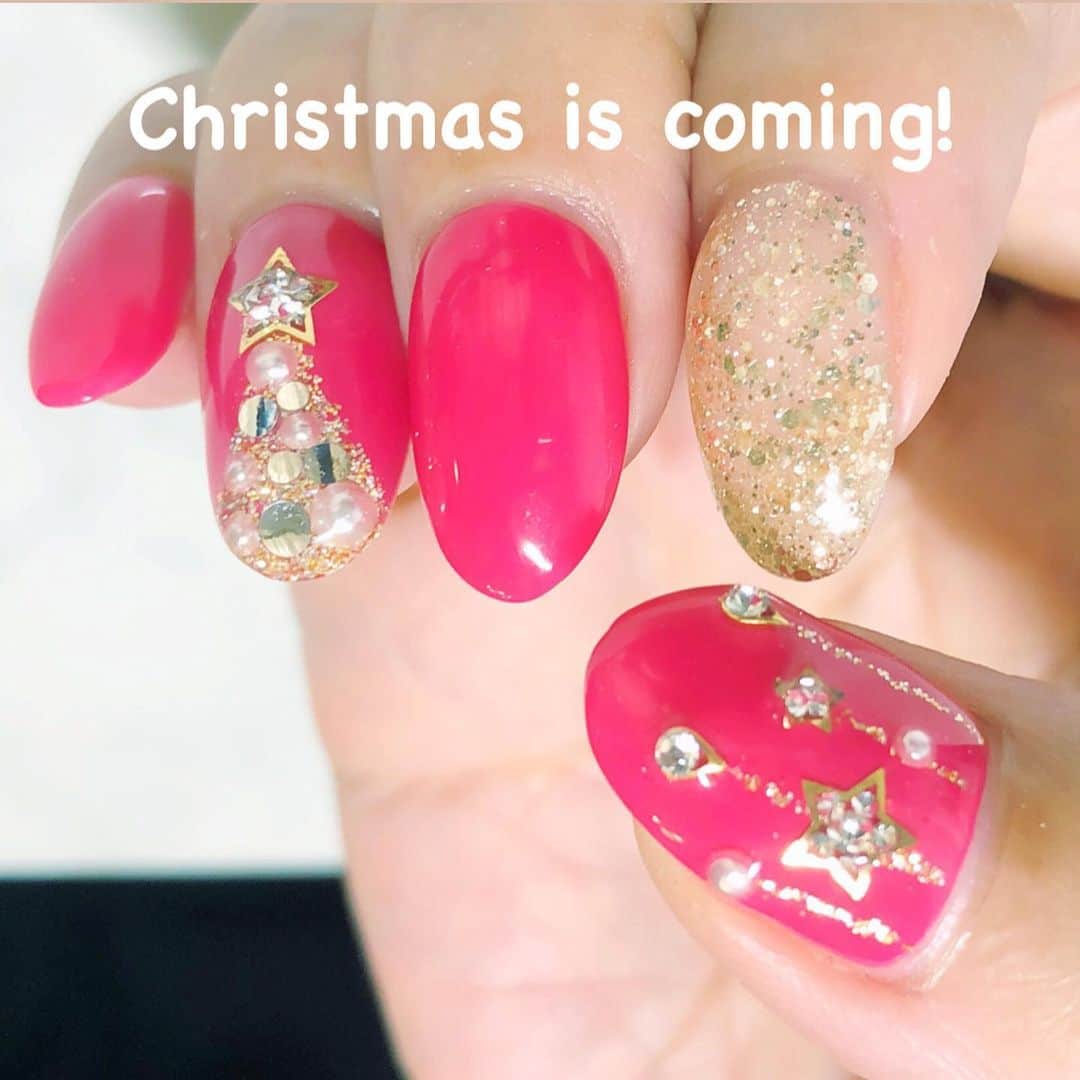 のインスタグラム：「ひと足早く指先からクリスマス🎄✨ ・ 今年はシックな感じが多かった気がするので、最後くらいはパキンと元気なピンク&ゴールドにしてもらいました☺️💕 ・ ・ 今日は北風が冷たくなりましたね。 いよいよ冬でしょうか… 体調管理、ますます気をつけましょう！ ・ #今日のお散歩 #ちょっと薄着だったかも  #nail #nails #nailart #xmas #xmasnails  #voiceover #voiceoveractor #voiceactor #japanesevoiceover #narrator #voicedemo → @saolisample ← #こんな声です #ナレーター #声優 #映像 #映像制作 #映像クリエイター #映像クリエイターと繋がりたい」