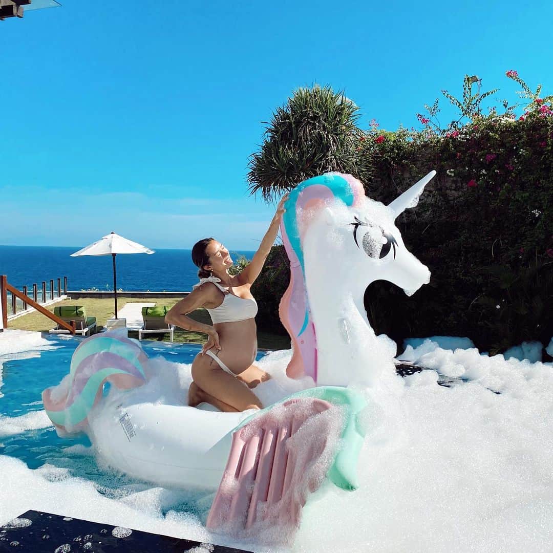Jennifer Bachdimさんのインスタグラム写真 - (Jennifer BachdimInstagram)「Loving my unicorn ride 🦄💕 #Balilife #pregnant #BabyBachdimOnTheWay #26weekspregnant」11月23日 17時03分 - jenniferbachdim