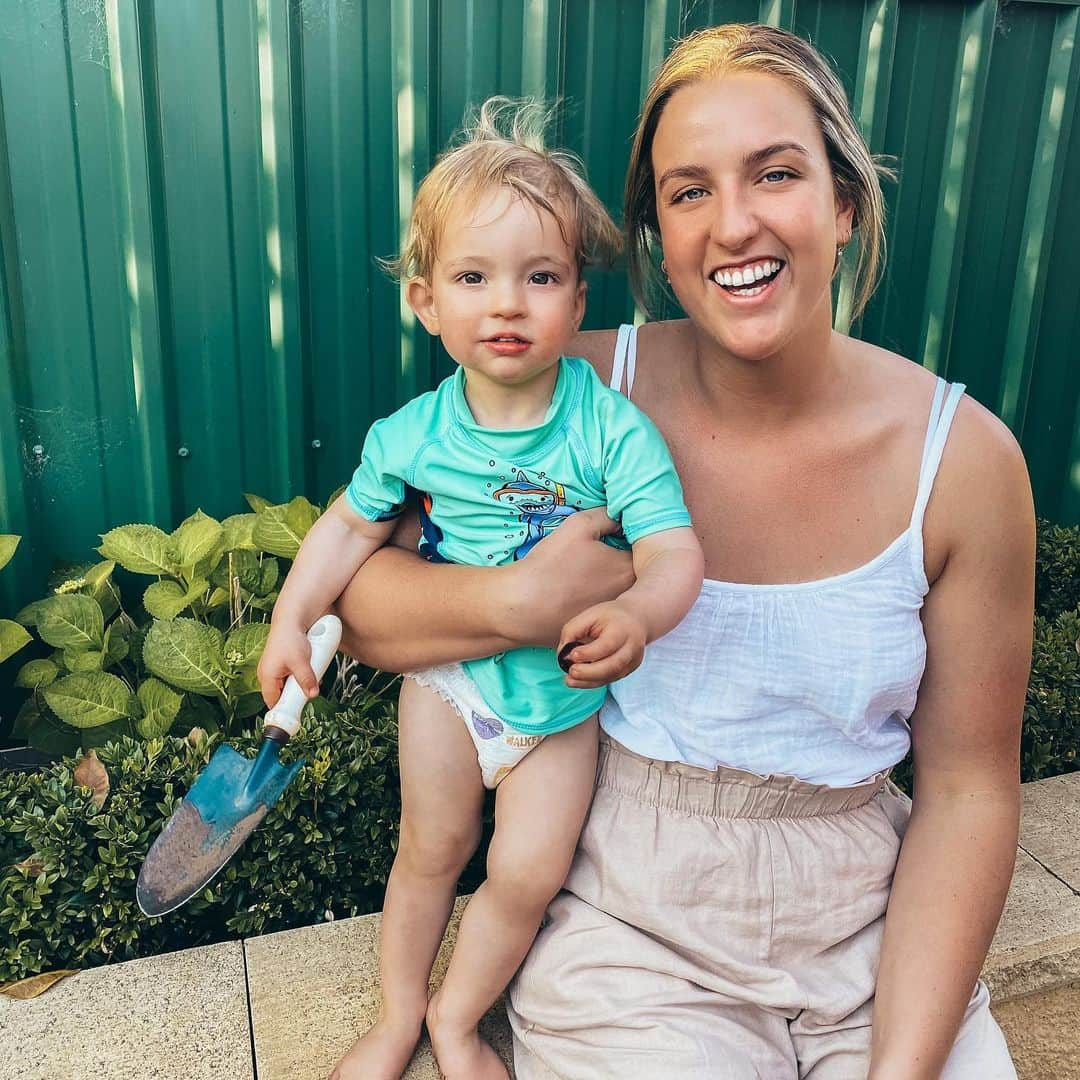 ブリタニー・エルムズリーのインスタグラム：「Lenny boy showing Aunty Brit his gardening secrets 🧑🏼‍🌾🌱」