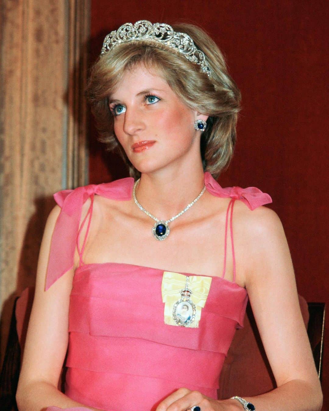 Vogue Australiaさんのインスタグラム写真 - (Vogue AustraliaInstagram)「#PrincessDiana loved make-up. Whether it was for the red carpet or relaxed lunches, she always wanted to look her best. Famed for her sparkling blue eyes and flawless skin, Diana, Princess of Wales was a beauty icon. #Vogue spoke with the late Princess Diana's friend and legendary British make-up artist, Mary Greenwell, who explained the royal's relationship with make-up, what she was like in person, and how she would have fitted within today’s beauty landscape. Link in bio to read the interview. 📷 Getty Images」11月23日 17時06分 - vogueaustralia