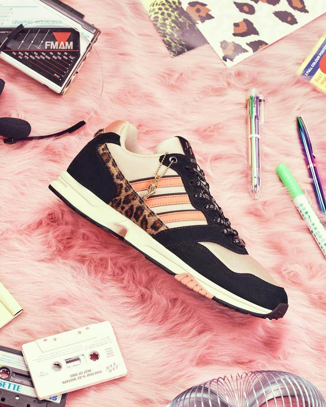 アトモスさんのインスタグラム写真 - (アトモスInstagram)「. 11/27(FRI)よりadidas ZX1000 PAM PAMが登場。 adidas Originalsは、「A-ZX」シリーズの最新作として、ロンドンを拠点とするウィメンズスニーカーのリテーラーである 「pam pam (パム パム)」 をパートナーに迎え、大胆にアレンジを加えたZX 1000を発売。アッパーはベージュをベースに、ブラックのスエードのアクセント、ピンクのポイントカラー、レオパード柄のシンセティックポニーレザーのディテールが落とし込まれています。この印象的なモデルには、pam pamのロゴがあしらわれ、取り外し可能なゴールドのZX 1000のチャームが付属します。加えて両ブランドロゴが施されたシューレース、シュージュエル、ソックスライナー、シュータンのタグがこのモデルを更に引き立てています。 . As the latest work in the "A-ZX" series, adidas Originals has released the ZX 1000 with a bold arrangement, with London-based women's sneaker retailer "pam pam" as a partner. The upper is beige with black suede accents, pink point colors and leopard-patterned synthetic pony leather details. This striking model features the pam pam logo and comes with a removable gold ZX 1000 charm. In addition, laces, shoe jewels, sockliners and tongue tags with both brand logos complement this model even further. . #adidas #zx1000 #zx1000pampam #atmos #アディダス #アトモス」11月23日 17時07分 - atmos_japan