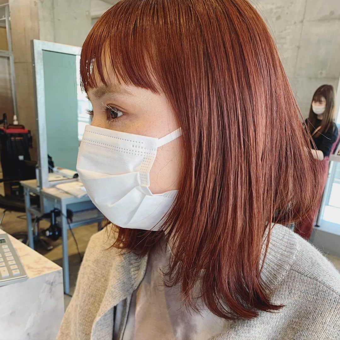 小松美緒のインスタグラム：「久しぶりにパツんと前髪を切りそろえ、　 彼女が今までは選ばなかった　 orange🍊のcolorを。 仕上がるまではドキドキだけど、　 すっごく似合っていて　　 とてもしっくりきて喜んでる姿が　 私もとっても幸せです。  秋冬に人気のcolor🍊　  @yuka_matuda  いつもありがとうございます♡」